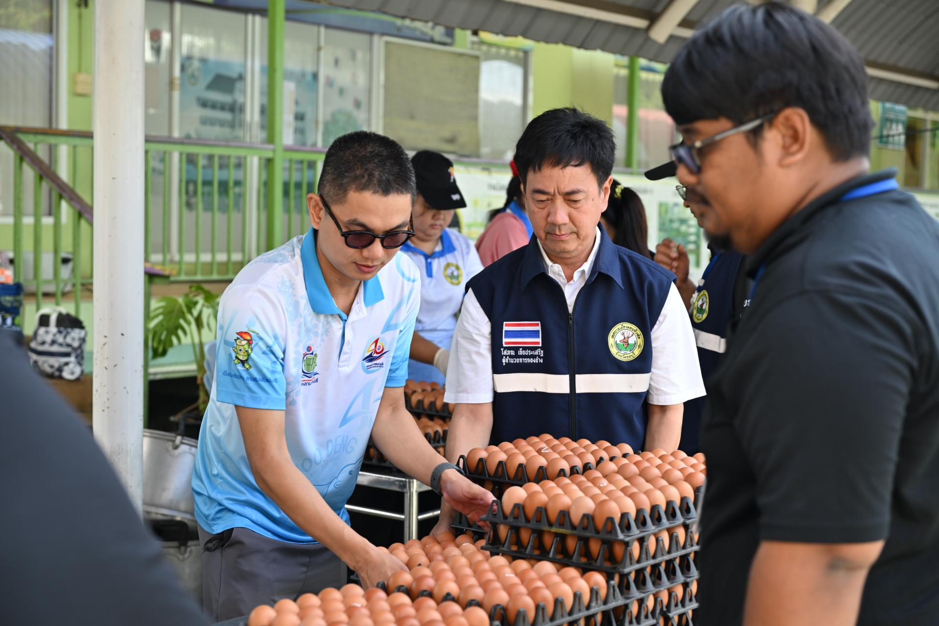  เทศบาลเมืองดอนหัวฬ่อ ลงพื้นที่มอบถุงยังชีพ พร้อมจัดตั้งศูนย์ช่วยเหลือผู้ประสบอุทกภัย หมู่ที่ 7