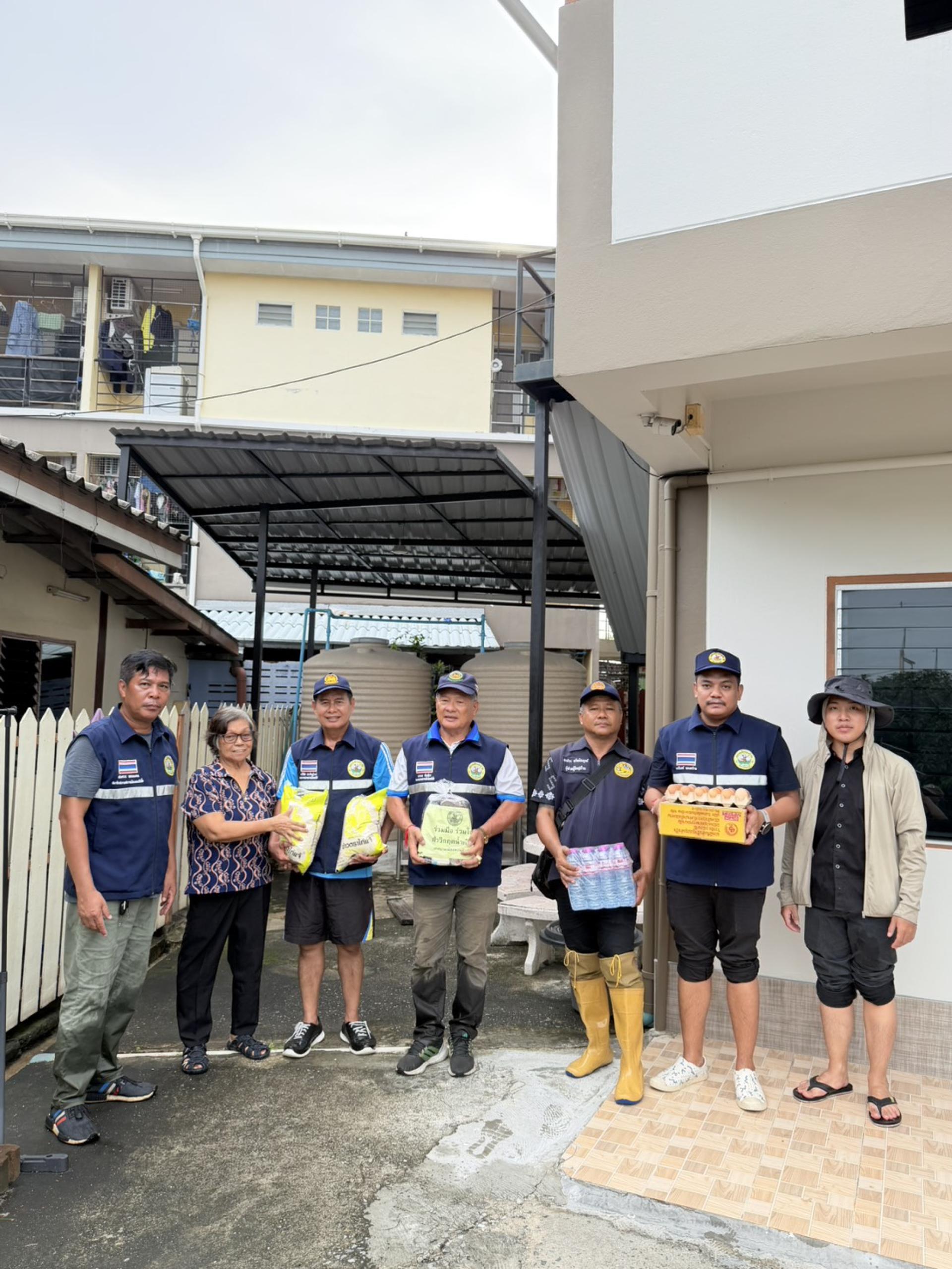  เทศบาลเมืองดอนหัวฬ่อ ลงพื้นที่มอบถุงยังชีพ พร้อมจัดตั้งศูนย์ช่วยเหลือผู้ประสบอุทกภัย หมู่ที่ 7