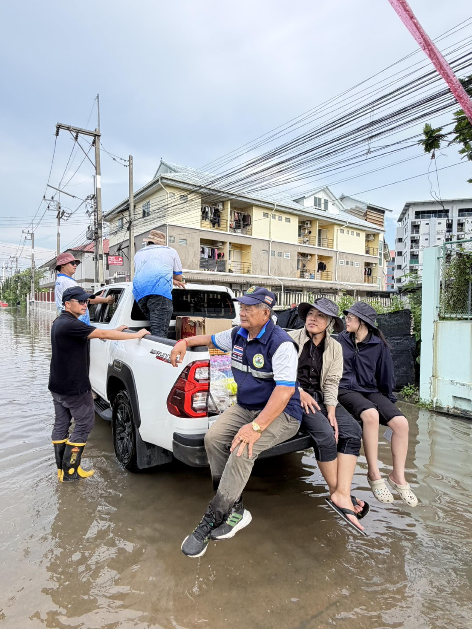  เทศบาลเมืองดอนหัวฬ่อ ลงพื้นที่มอบถุงยังชีพ พร้อมจัดตั้งศูนย์ช่วยเหลือผู้ประสบอุทกภัย หมู่ที่ 7