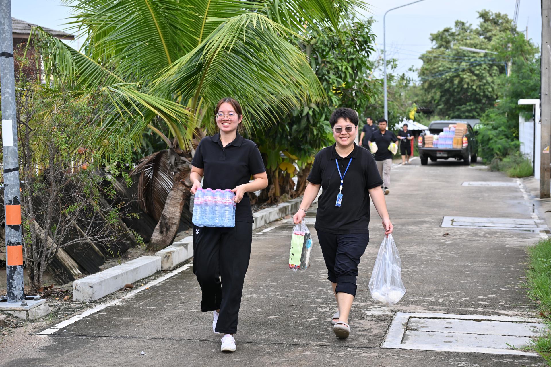  เทศบาลเมืองดอนหัวฬ่อ ลงพื้นที่มอบถุงยังชีพ พร้อมจัดตั้งศูนย์ช่วยเหลือผู้ประสบอุทกภัย หมู่ที่ 7