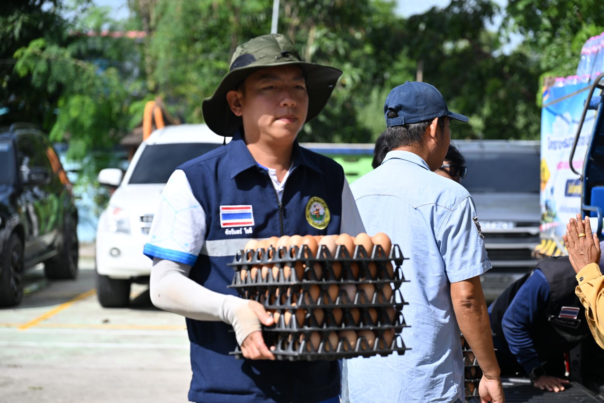  เทศบาลเมืองดอนหัวฬ่อ ลงพื้นที่มอบถุงยังชีพ พร้อมจัดตั้งศูนย์ช่วยเหลือผู้ประสบอุทกภัย หมู่ที่ 7