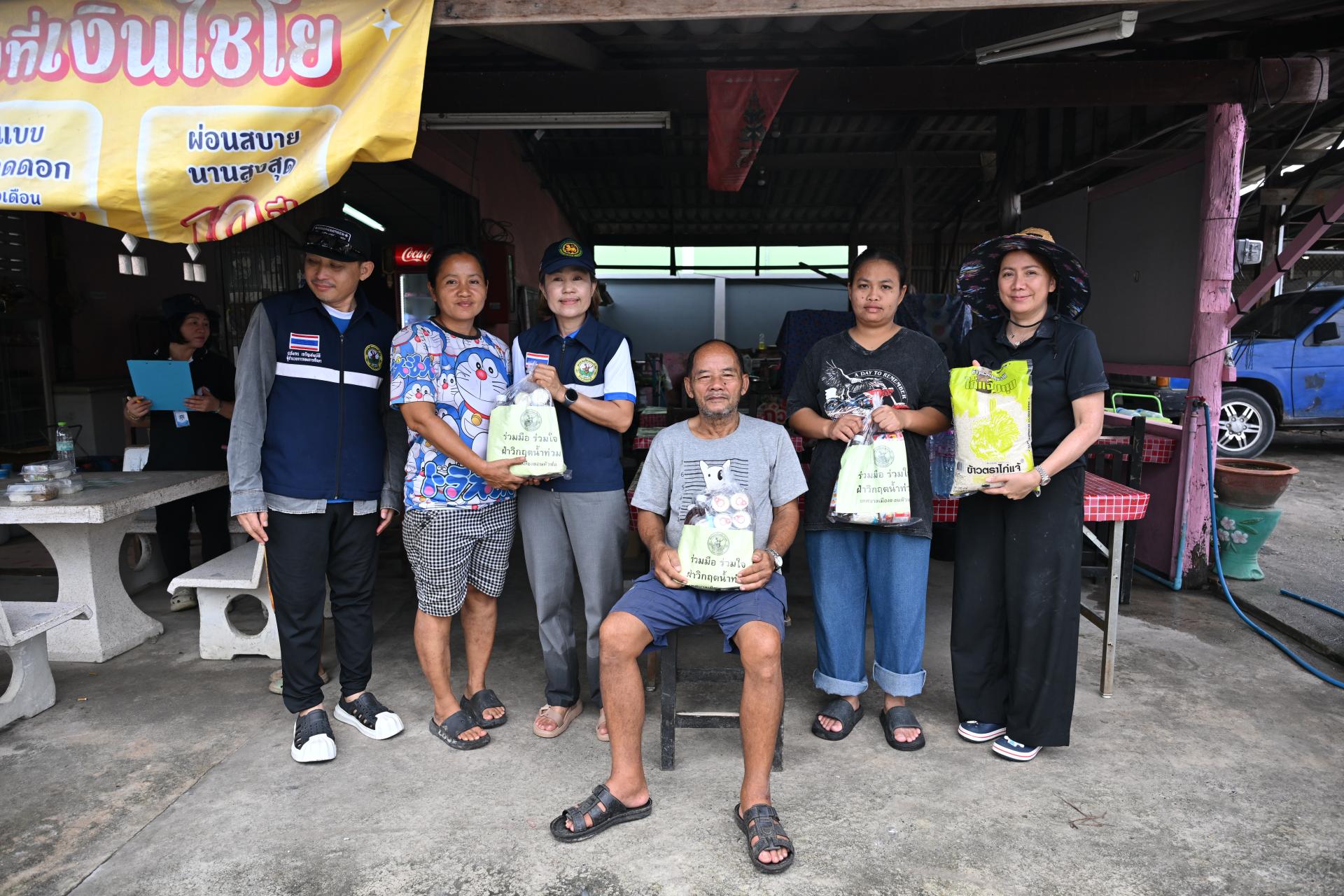  เทศบาลเมืองดอนหัวฬ่อ ลงพื้นที่มอบถุงยังชีพ พร้อมจัดตั้งศูนย์ช่วยเหลือผู้ประสบอุทกภัย หมู่ที่ 7