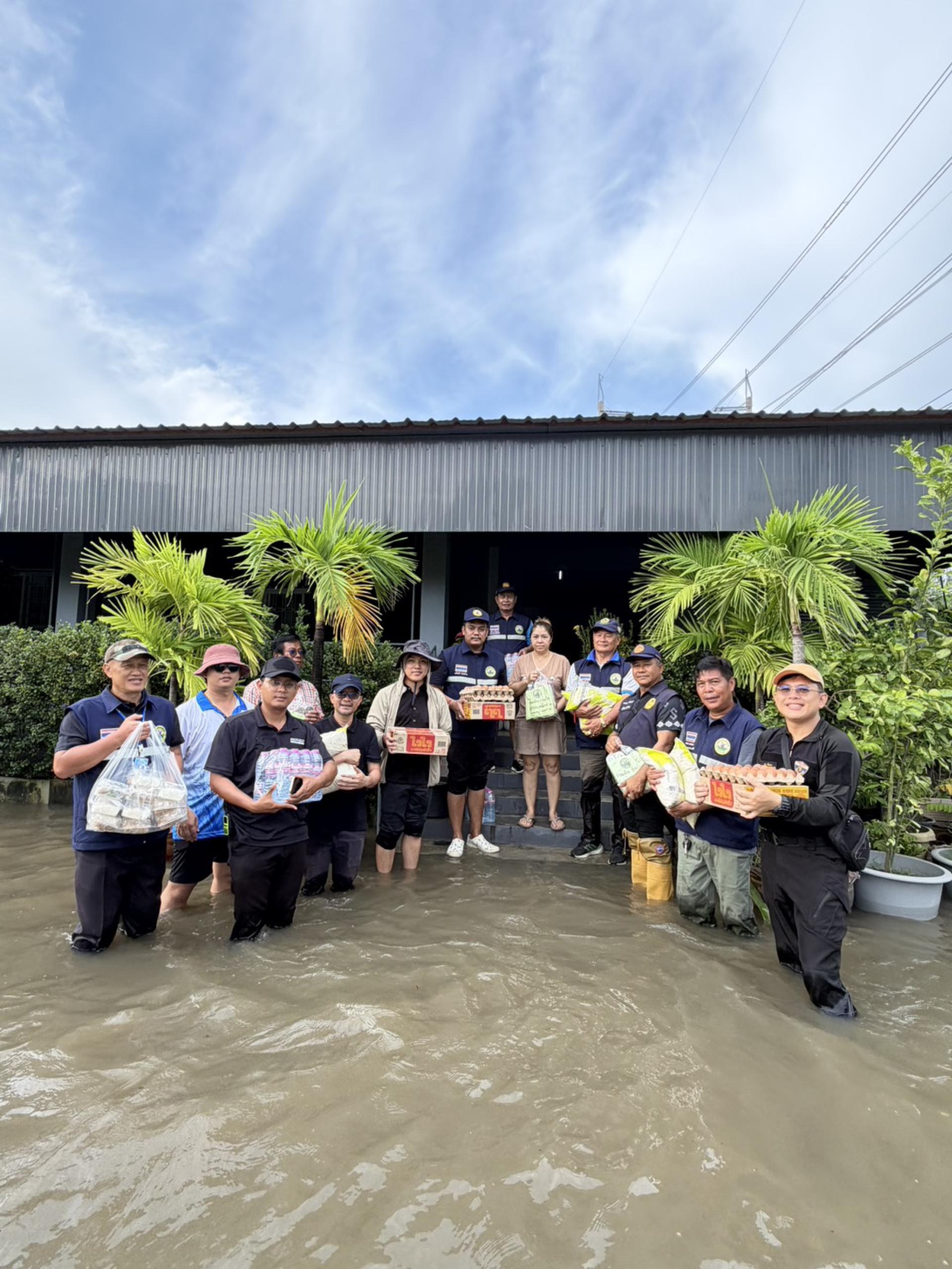  เทศบาลเมืองดอนหัวฬ่อ ลงพื้นที่มอบถุงยังชีพ พร้อมจัดตั้งศูนย์ช่วยเหลือผู้ประสบอุทกภัย หมู่ที่ 7
