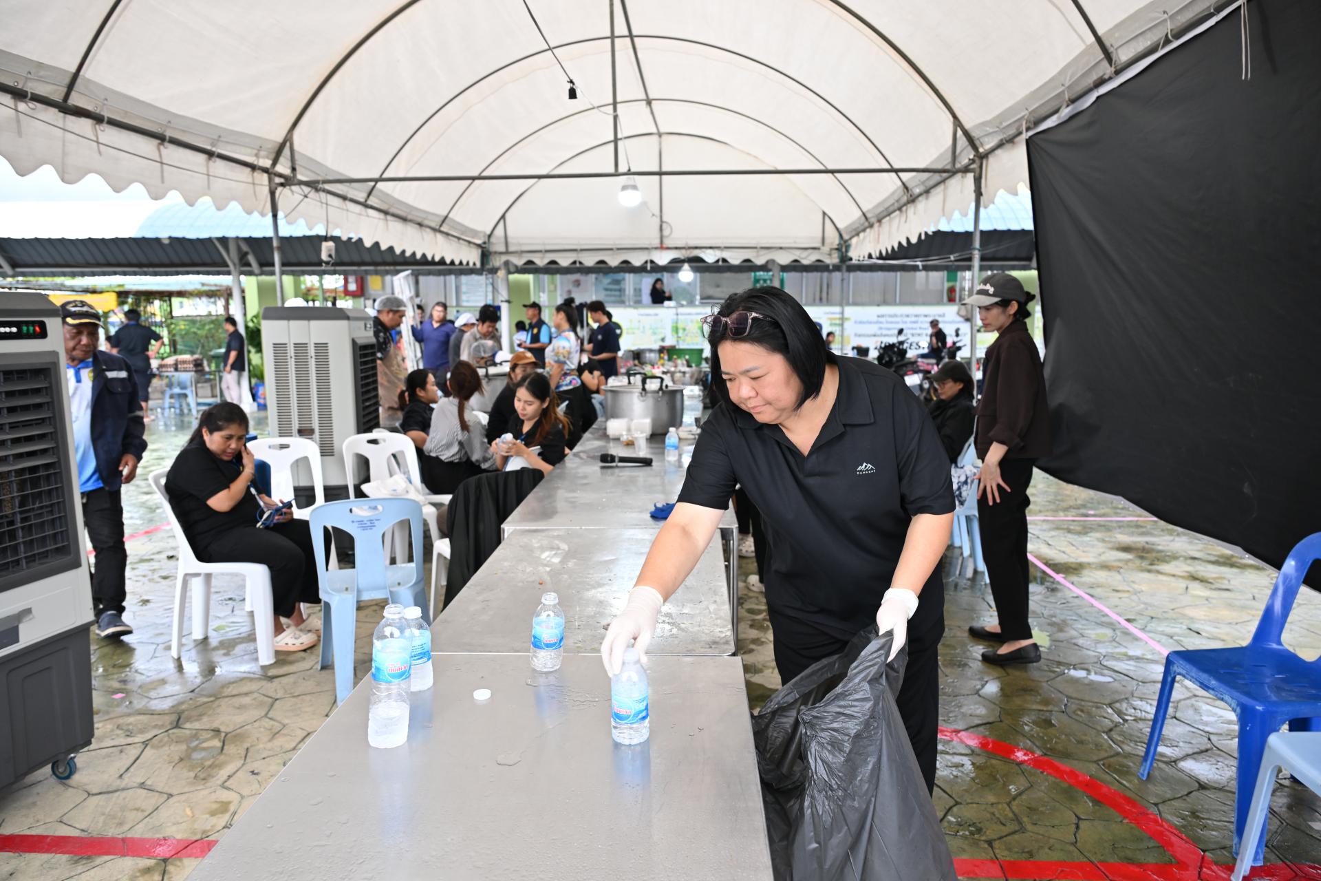  เทศบาลเมืองดอนหัวฬ่อ ลงพื้นที่มอบถุงยังชีพ พร้อมจัดตั้งศูนย์ช่วยเหลือผู้ประสบอุทกภัย หมู่ที่ 7