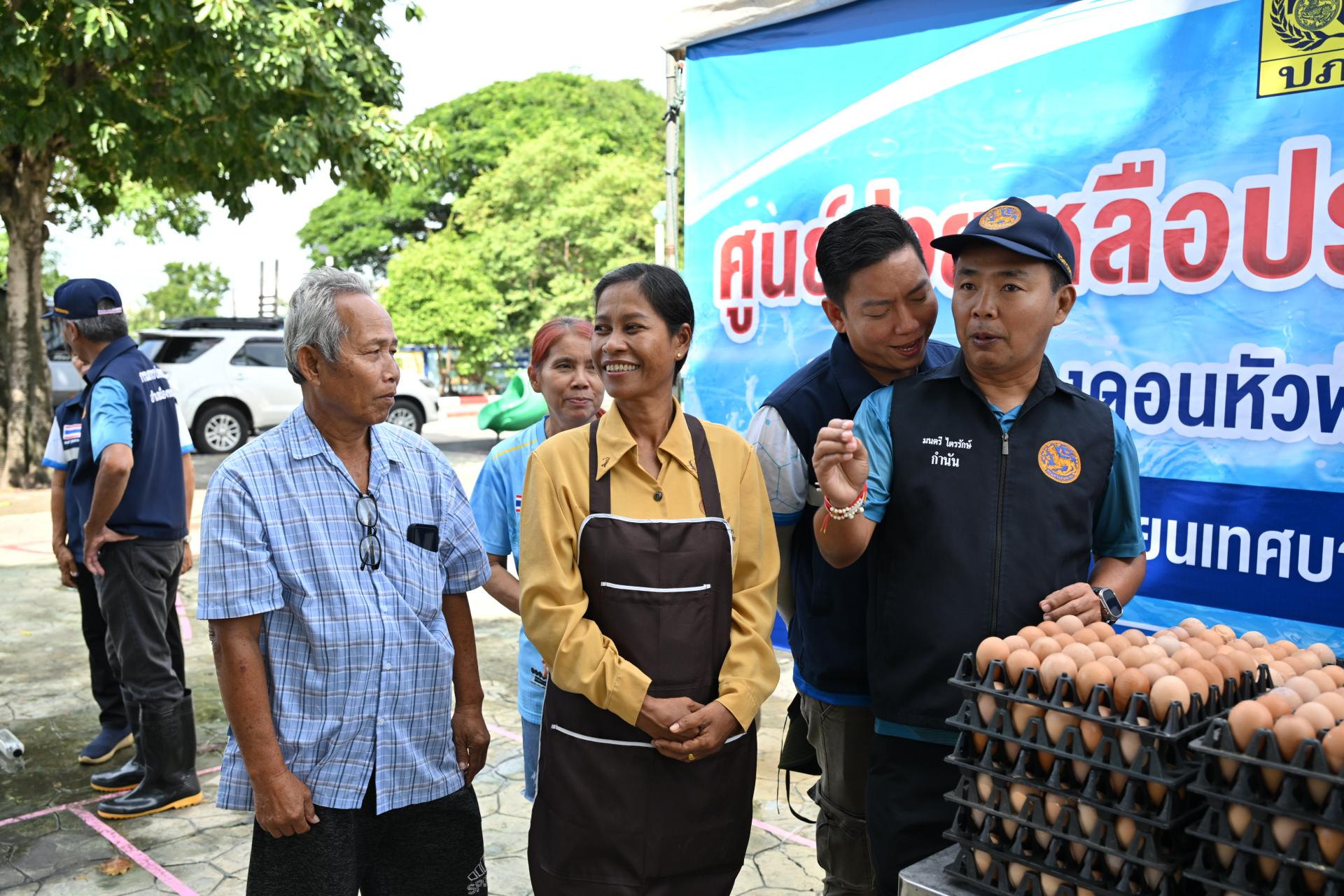  เทศบาลเมืองดอนหัวฬ่อ ลงพื้นที่มอบถุงยังชีพ พร้อมจัดตั้งศูนย์ช่วยเหลือผู้ประสบอุทกภัย หมู่ที่ 7