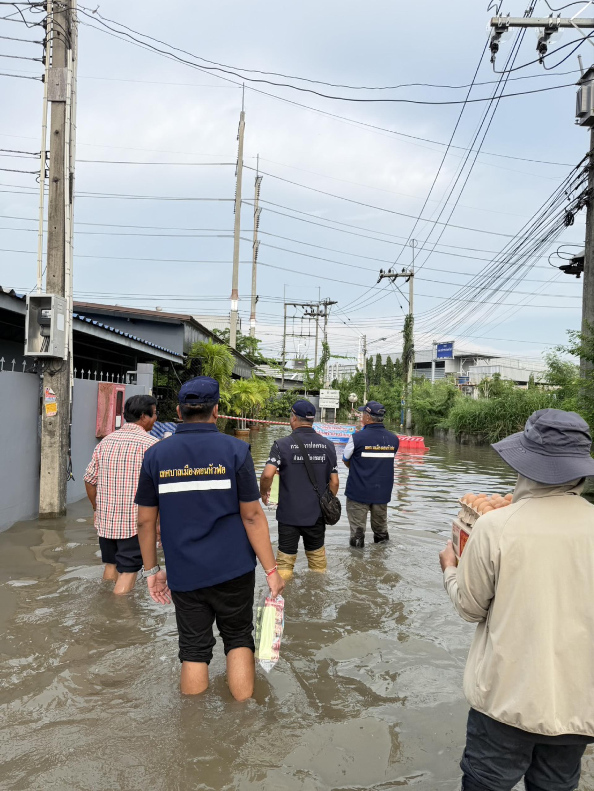  เทศบาลเมืองดอนหัวฬ่อ ลงพื้นที่มอบถุงยังชีพ พร้อมจัดตั้งศูนย์ช่วยเหลือผู้ประสบอุทกภัย หมู่ที่ 7