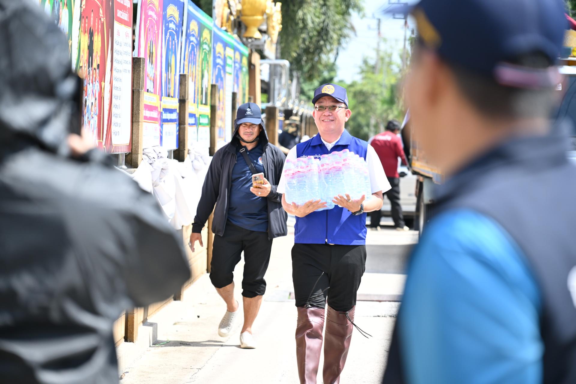  เทศบาลเมืองดอนหัวฬ่อ ลงพื้นที่มอบถุงยังชีพ พร้อมจัดตั้งศูนย์ช่วยเหลือผู้ประสบอุทกภัย หมู่ที่ 7