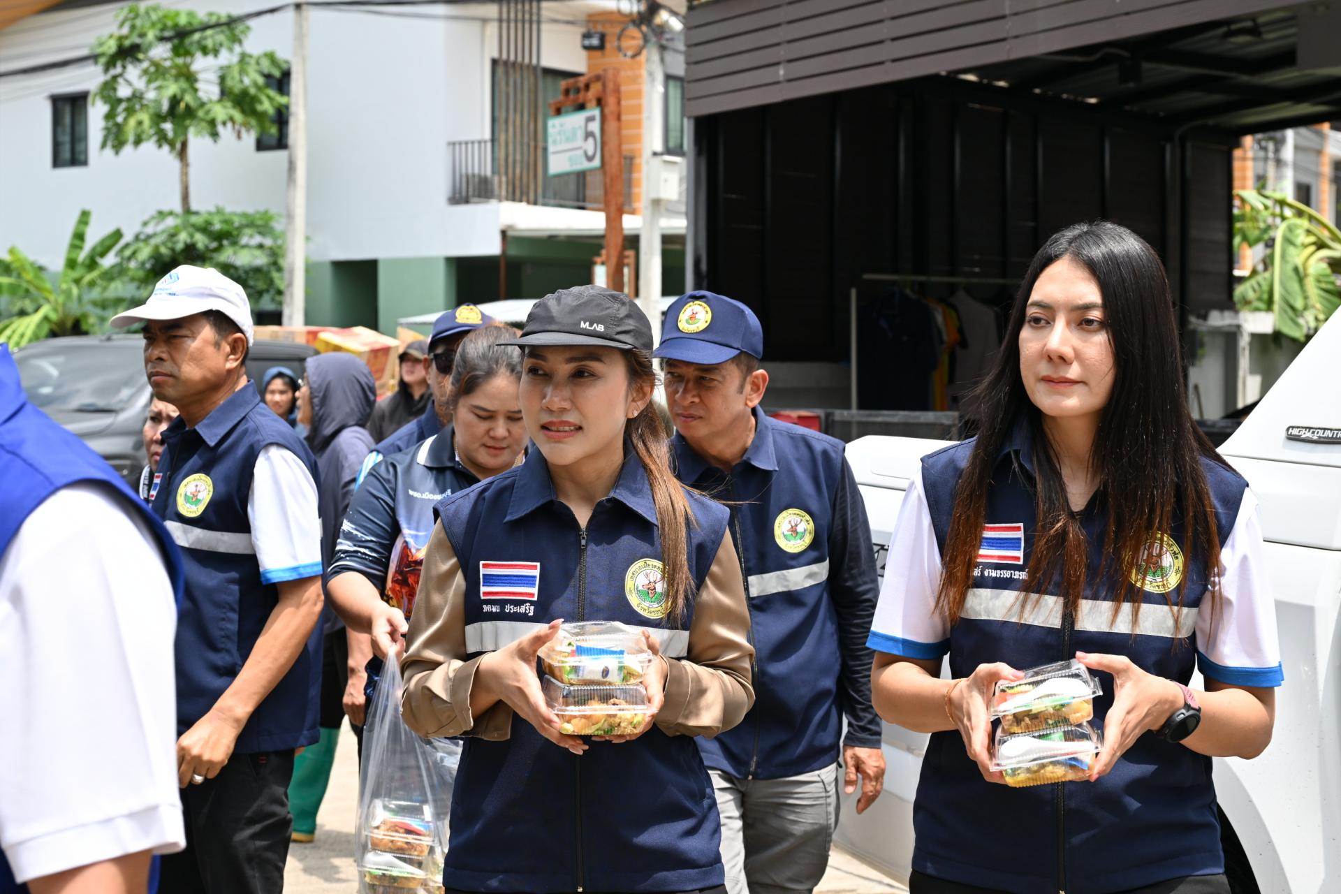  เทศบาลเมืองดอนหัวฬ่อ ลงพื้นที่มอบถุงยังชีพ พร้อมจัดตั้งศูนย์ช่วยเหลือผู้ประสบอุทกภัย หมู่ที่ 7