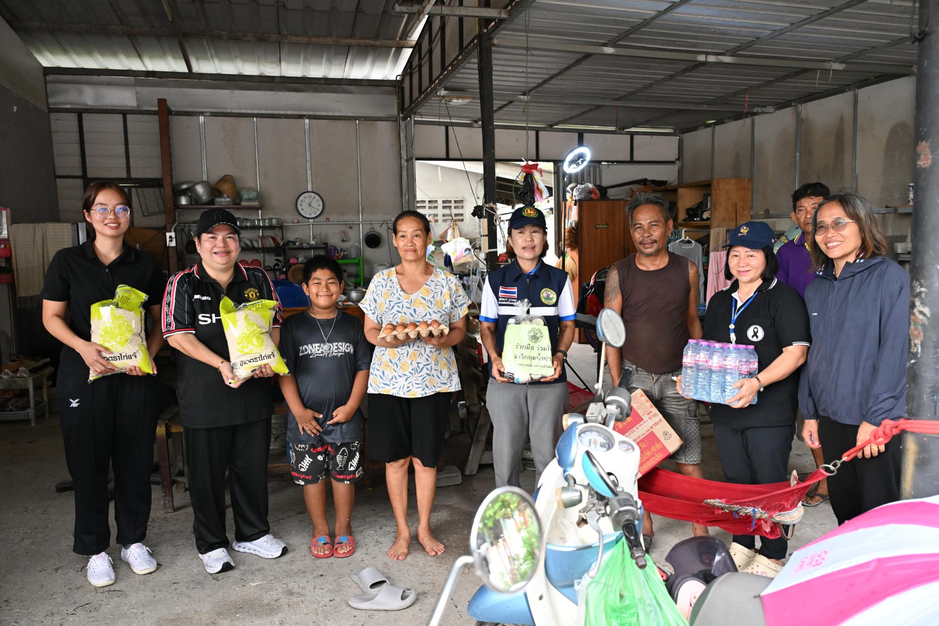  เทศบาลเมืองดอนหัวฬ่อ ลงพื้นที่มอบถุงยังชีพ พร้อมจัดตั้งศูนย์ช่วยเหลือผู้ประสบอุทกภัย หมู่ที่ 7