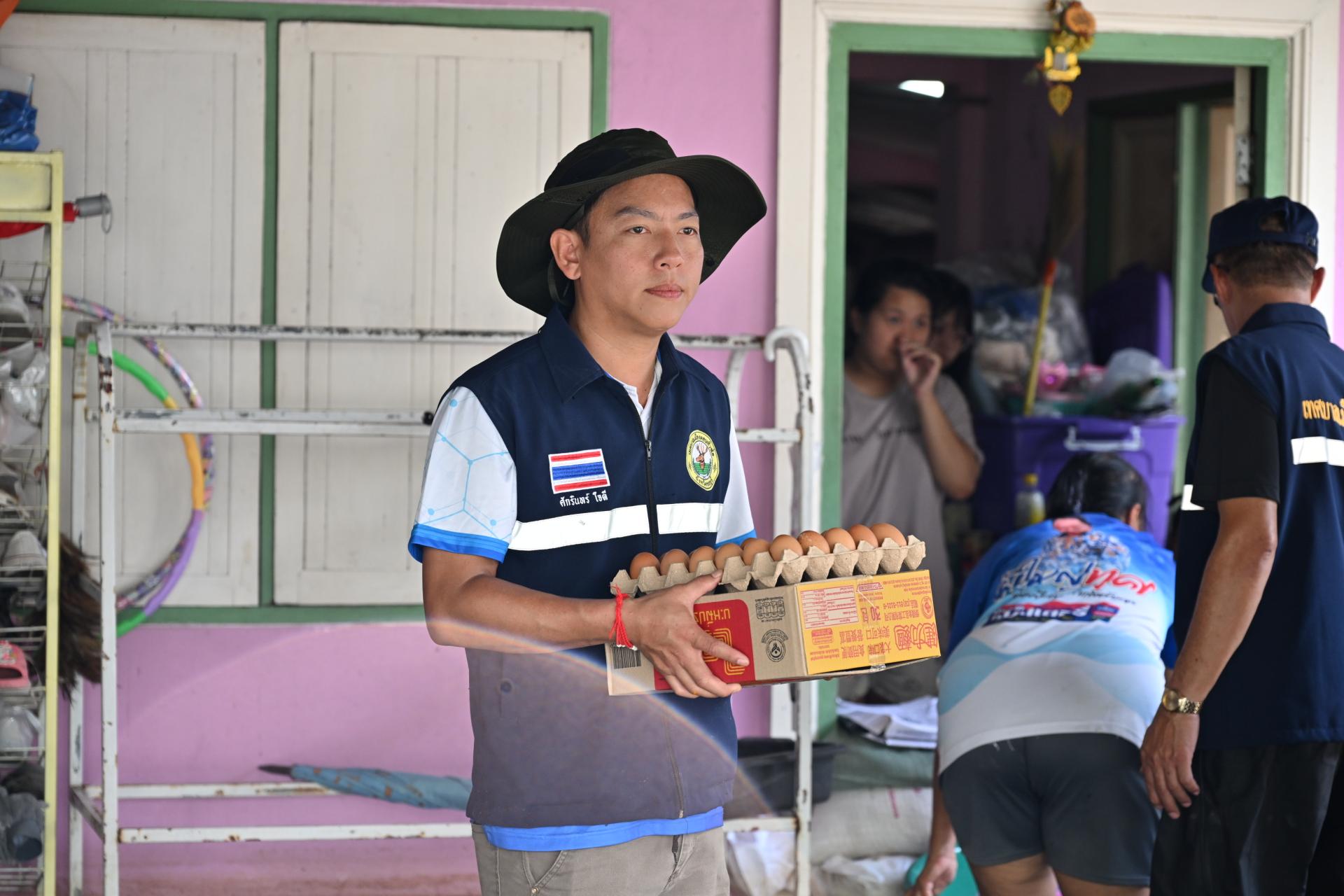  เทศบาลเมืองดอนหัวฬ่อ ลงพื้นที่มอบถุงยังชีพ พร้อมจัดตั้งศูนย์ช่วยเหลือผู้ประสบอุทกภัย หมู่ที่ 7