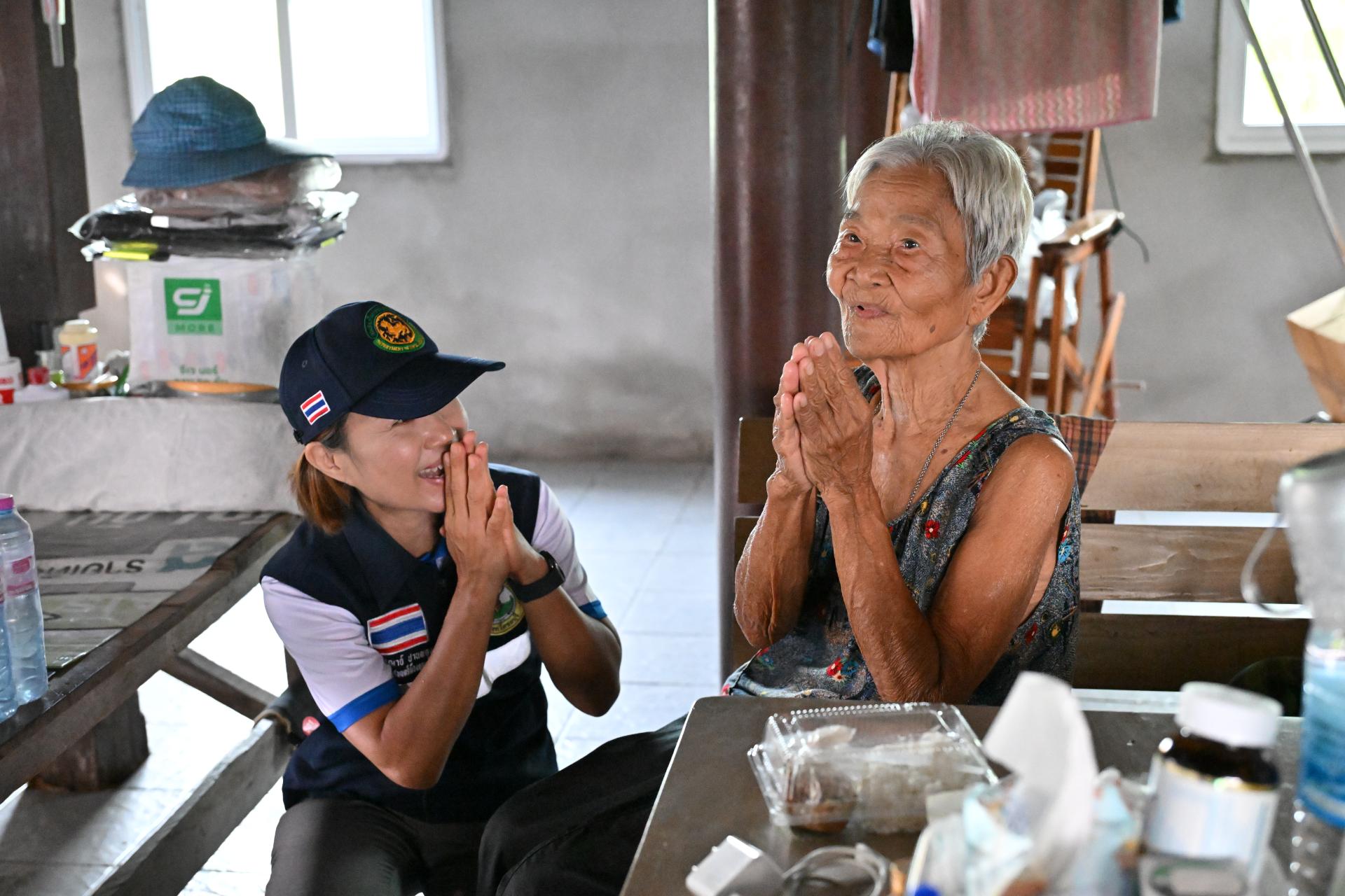  เทศบาลเมืองดอนหัวฬ่อ ลงพื้นที่มอบถุงยังชีพ พร้อมจัดตั้งศูนย์ช่วยเหลือผู้ประสบอุทกภัย หมู่ที่ 7