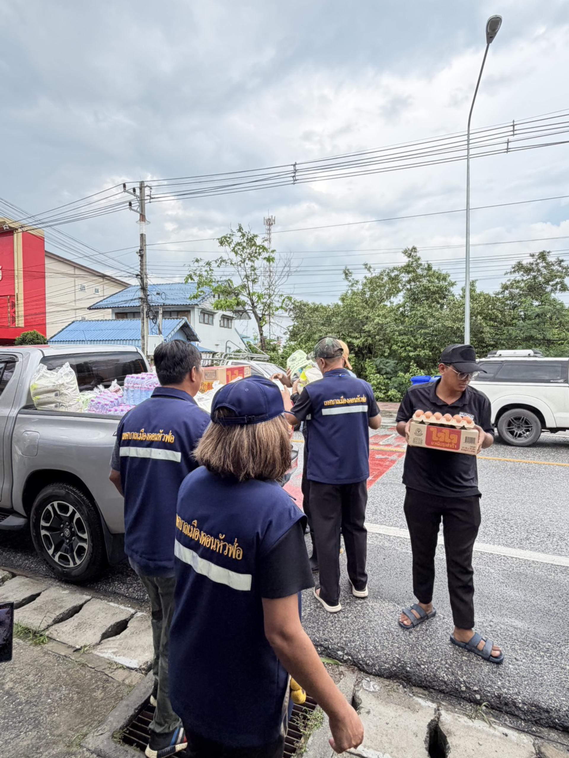  เทศบาลเมืองดอนหัวฬ่อ ลงพื้นที่มอบถุงยังชีพ พร้อมจัดตั้งศูนย์ช่วยเหลือผู้ประสบอุทกภัย หมู่ที่ 7