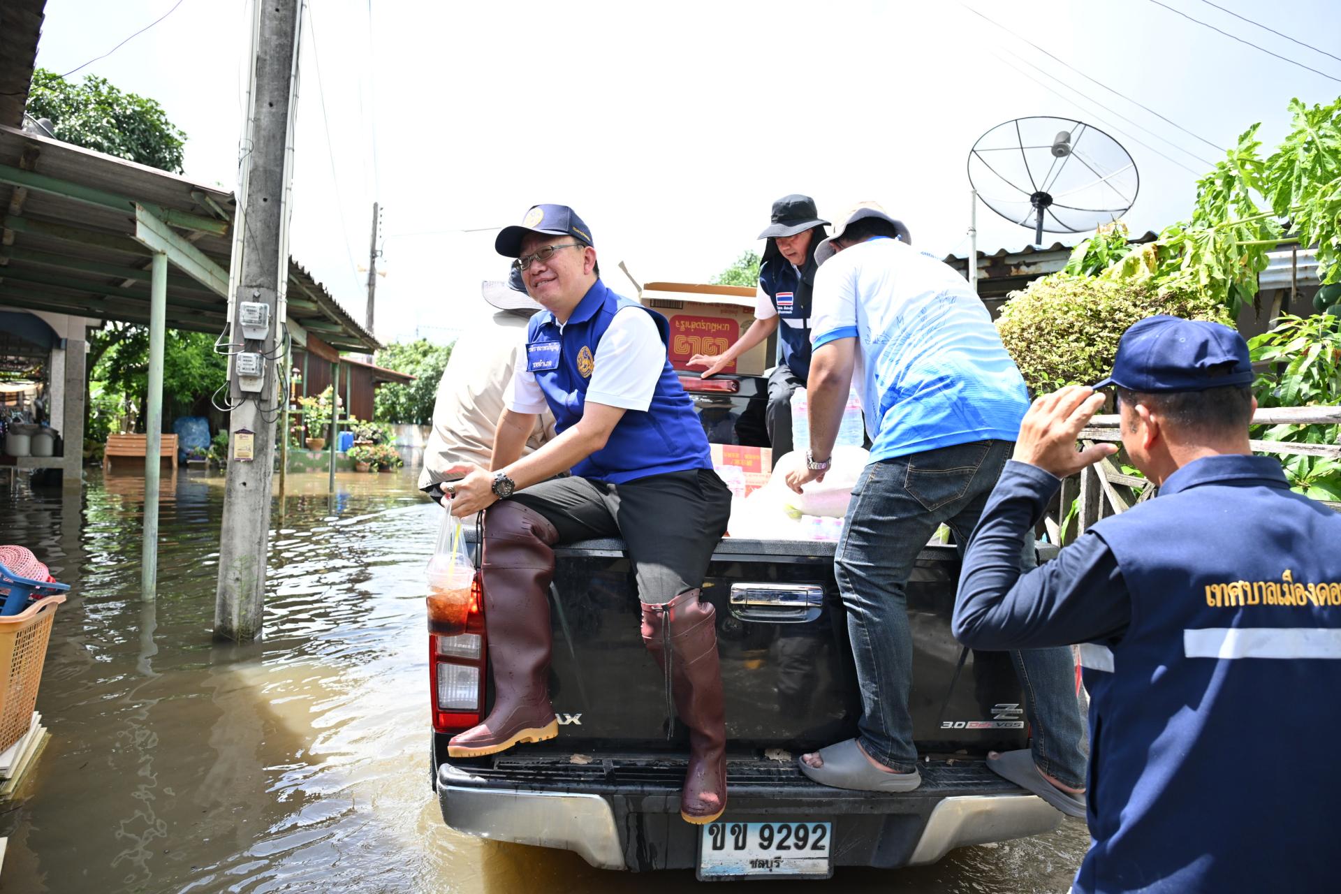  เทศบาลเมืองดอนหัวฬ่อ ลงพื้นที่มอบถุงยังชีพ พร้อมจัดตั้งศูนย์ช่วยเหลือผู้ประสบอุทกภัย หมู่ที่ 7