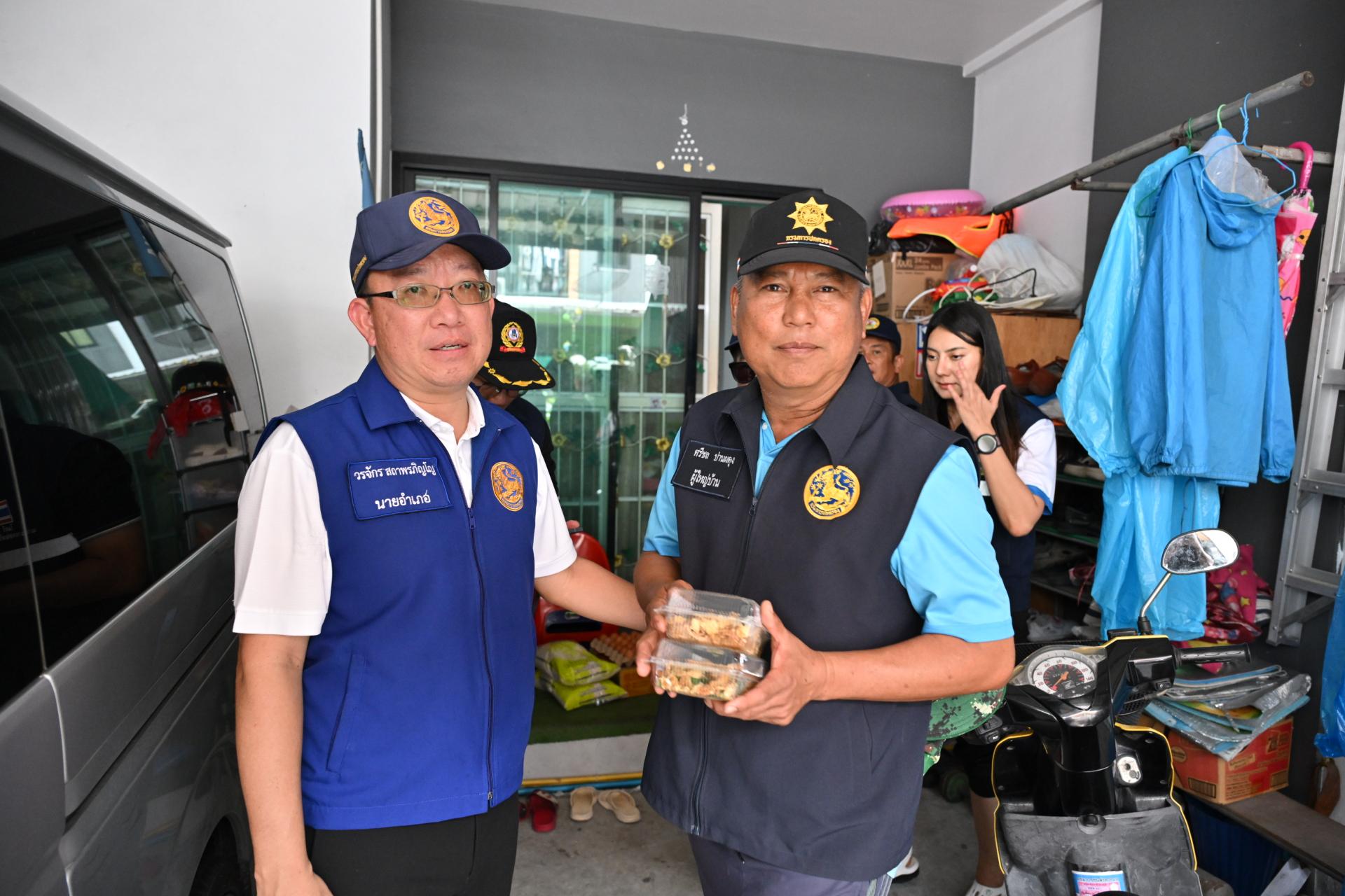  เทศบาลเมืองดอนหัวฬ่อ ลงพื้นที่มอบถุงยังชีพ พร้อมจัดตั้งศูนย์ช่วยเหลือผู้ประสบอุทกภัย หมู่ที่ 7