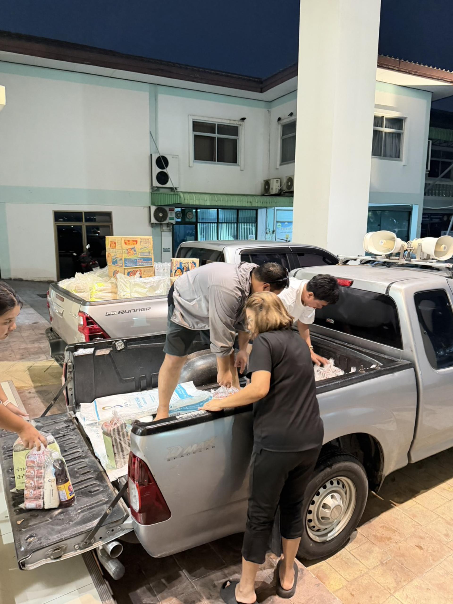  เทศบาลเมืองดอนหัวฬ่อ ลงพื้นที่มอบถุงยังชีพ พร้อมจัดตั้งศูนย์ช่วยเหลือผู้ประสบอุทกภัย หมู่ที่ 7