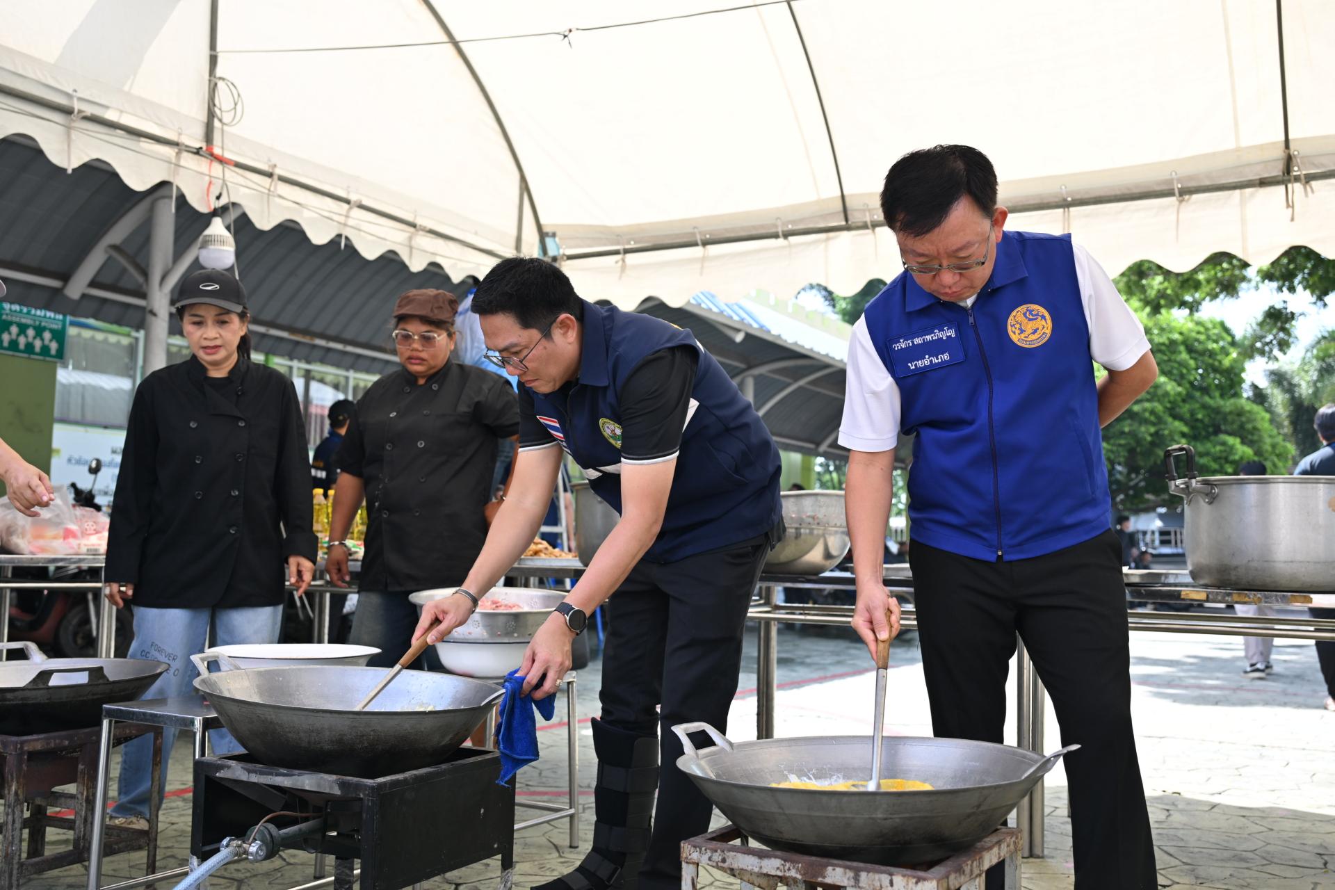  เทศบาลเมืองดอนหัวฬ่อ ลงพื้นที่มอบถุงยังชีพ พร้อมจัดตั้งศูนย์ช่วยเหลือผู้ประสบอุทกภัย หมู่ที่ 7