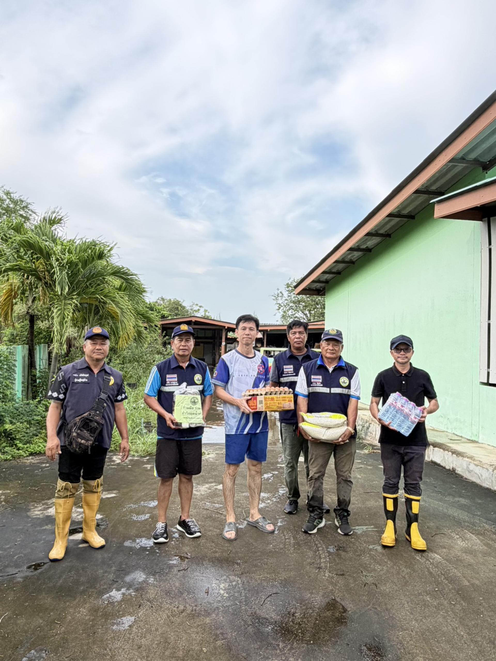  เทศบาลเมืองดอนหัวฬ่อ ลงพื้นที่มอบถุงยังชีพ พร้อมจัดตั้งศูนย์ช่วยเหลือผู้ประสบอุทกภัย หมู่ที่ 7