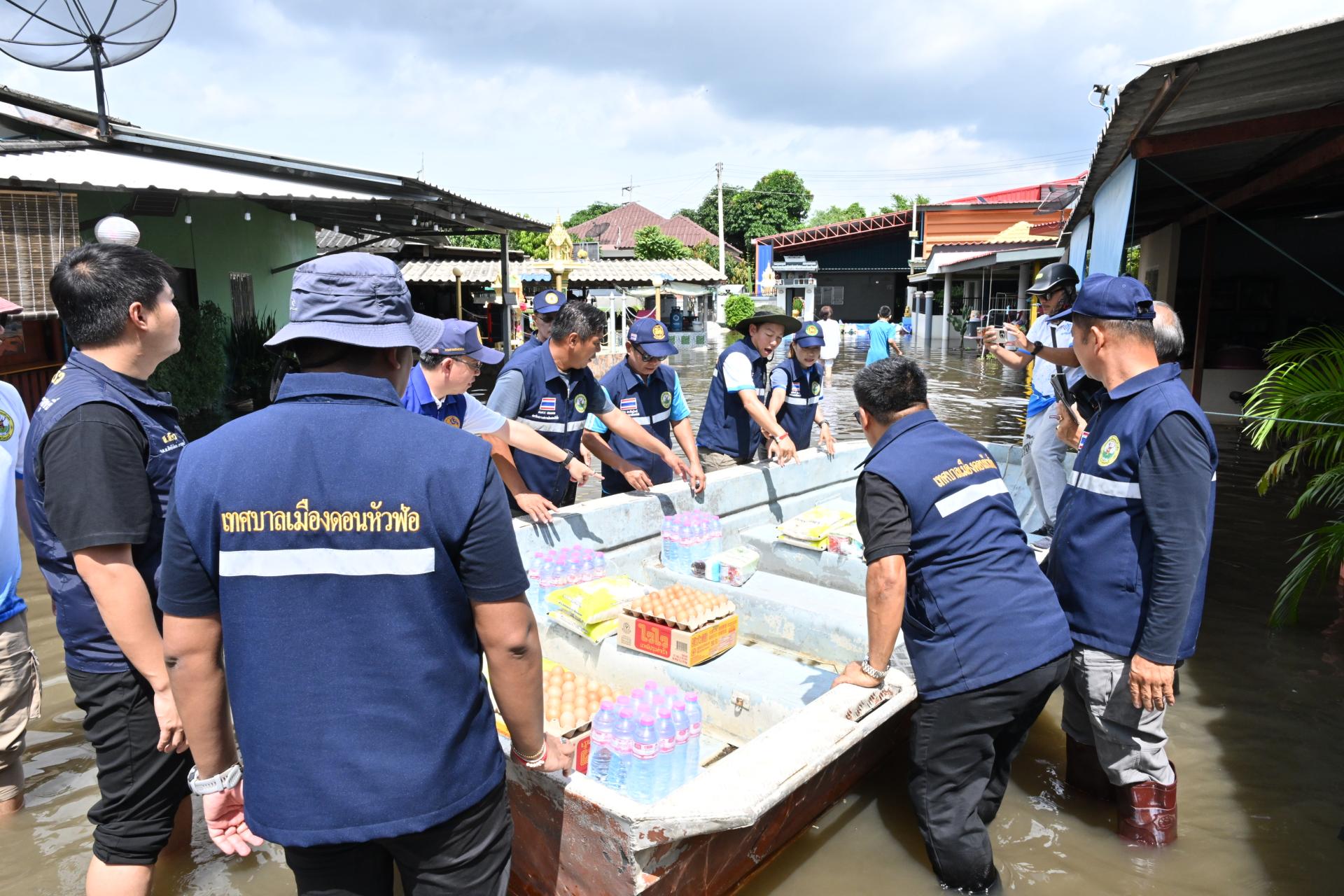  เทศบาลเมืองดอนหัวฬ่อ ลงพื้นที่มอบถุงยังชีพ พร้อมจัดตั้งศูนย์ช่วยเหลือผู้ประสบอุทกภัย หมู่ที่ 7