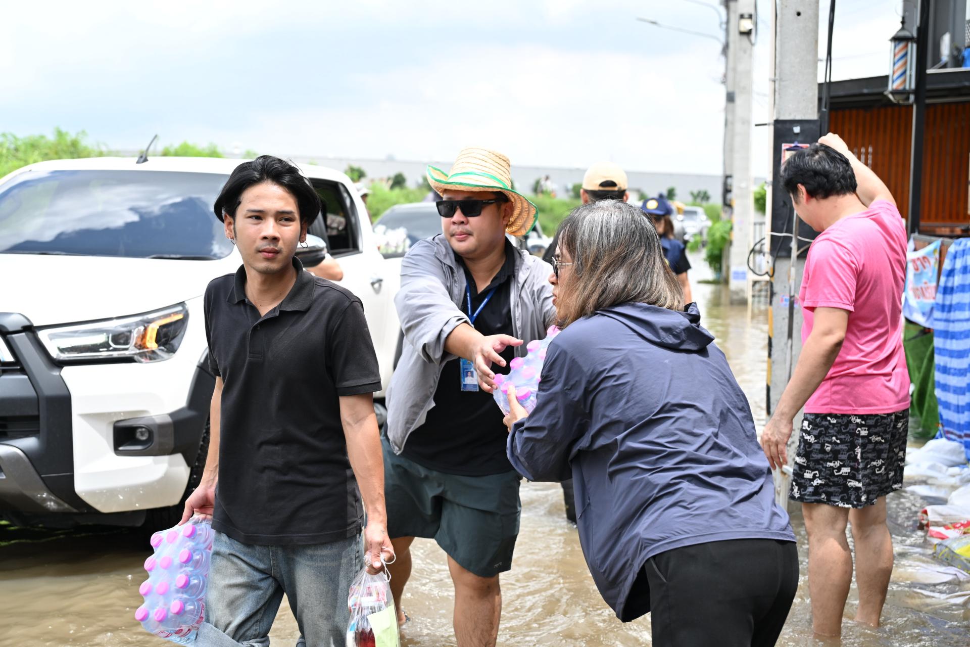  เทศบาลเมืองดอนหัวฬ่อ ลงพื้นที่มอบถุงยังชีพ พร้อมจัดตั้งศูนย์ช่วยเหลือผู้ประสบอุทกภัย หมู่ที่ 7