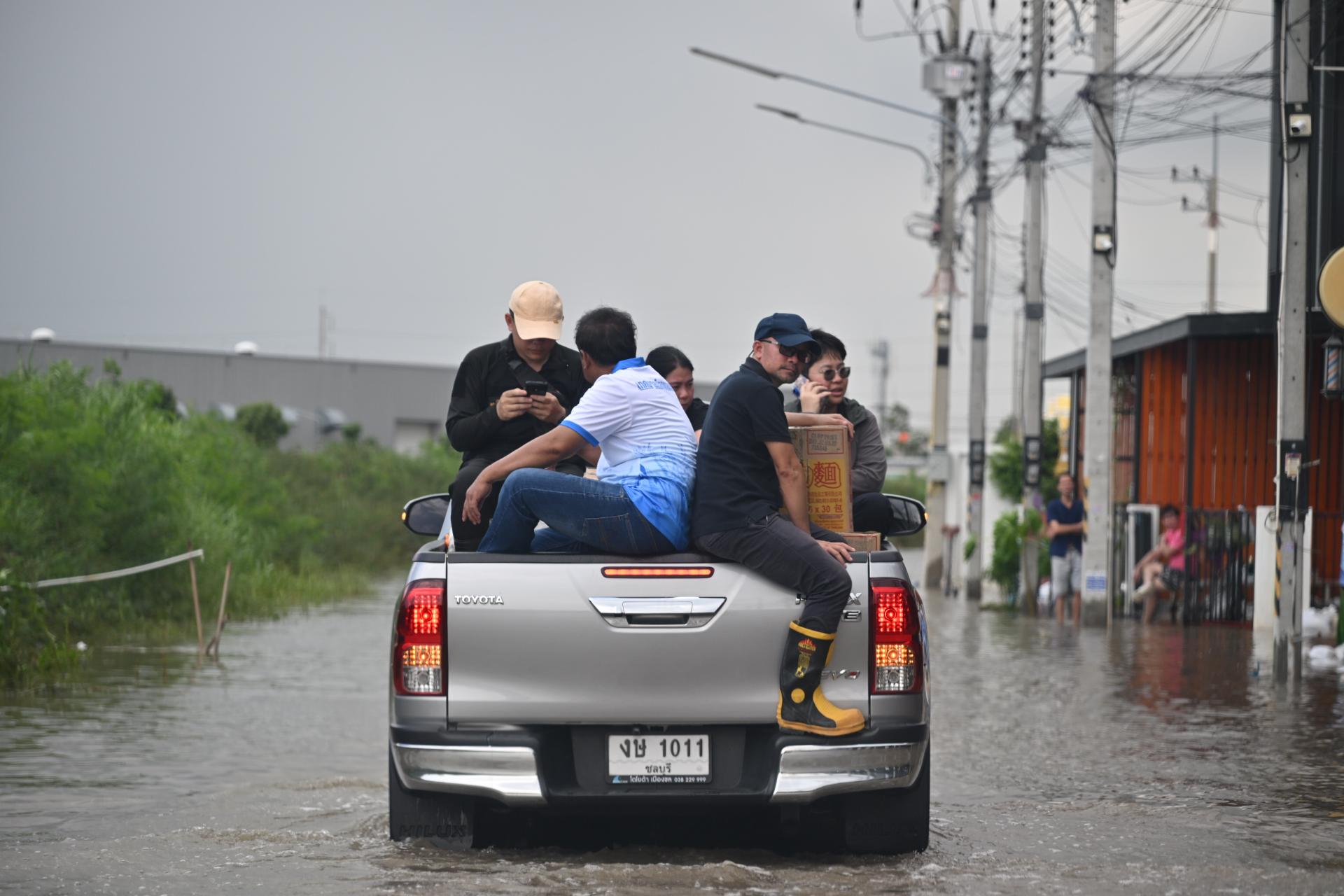  เทศบาลเมืองดอนหัวฬ่อ ลงพื้นที่มอบถุงยังชีพ พร้อมจัดตั้งศูนย์ช่วยเหลือผู้ประสบอุทกภัย หมู่ที่ 7