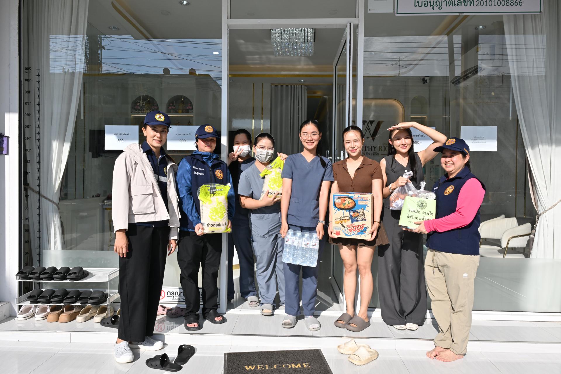 เทศบาลเมืองดอนหัวฬ่อ ลงพื้นที่มอบถุงยังชีพ พร้อมเดินหน้าศูนย์ช่วยเหลือผู้ประสบอุทกภัย