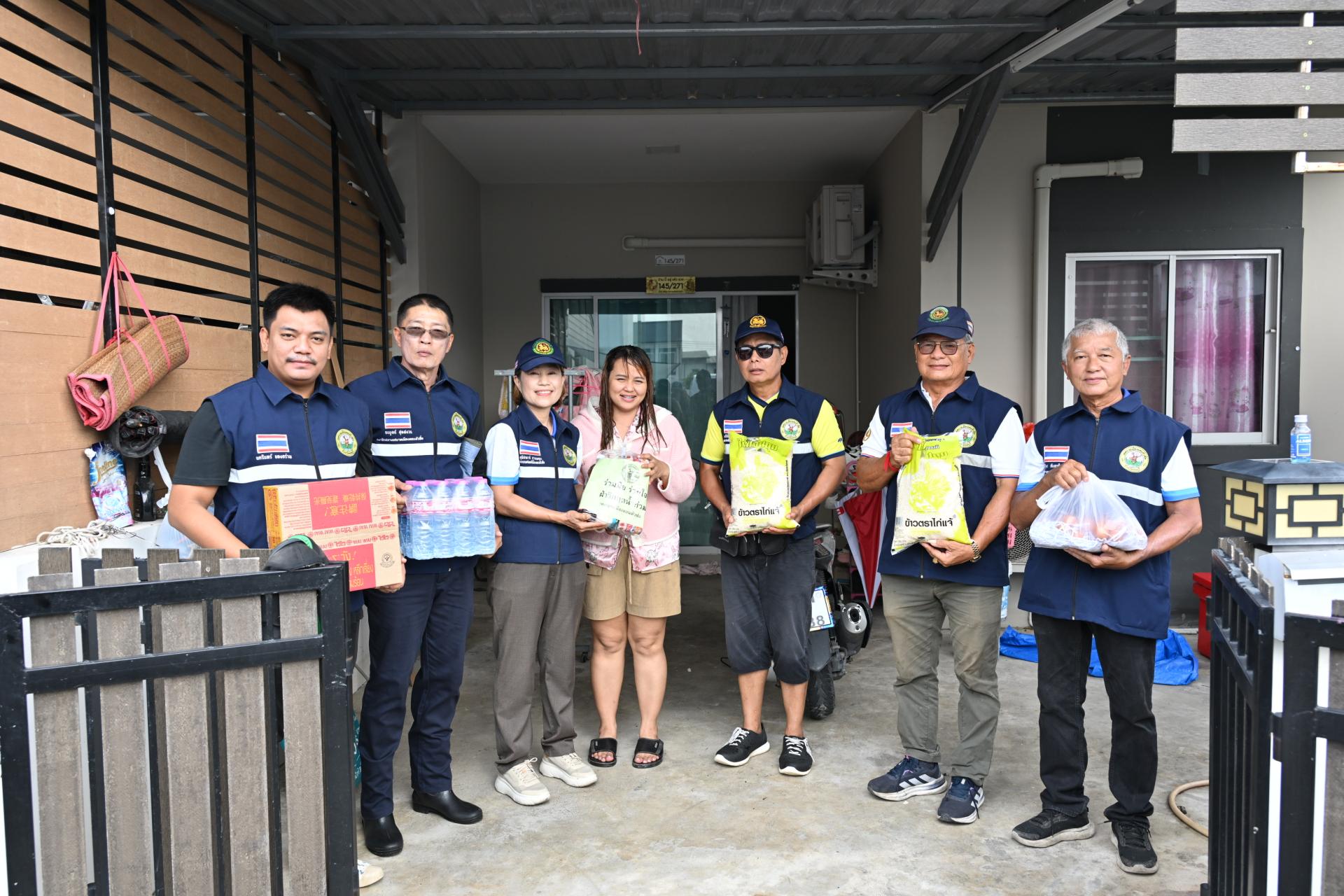 เทศบาลเมืองดอนหัวฬ่อ ลงพื้นที่มอบถุงยังชีพ พร้อมเดินหน้าศูนย์ช่วยเหลือผู้ประสบอุทกภัย