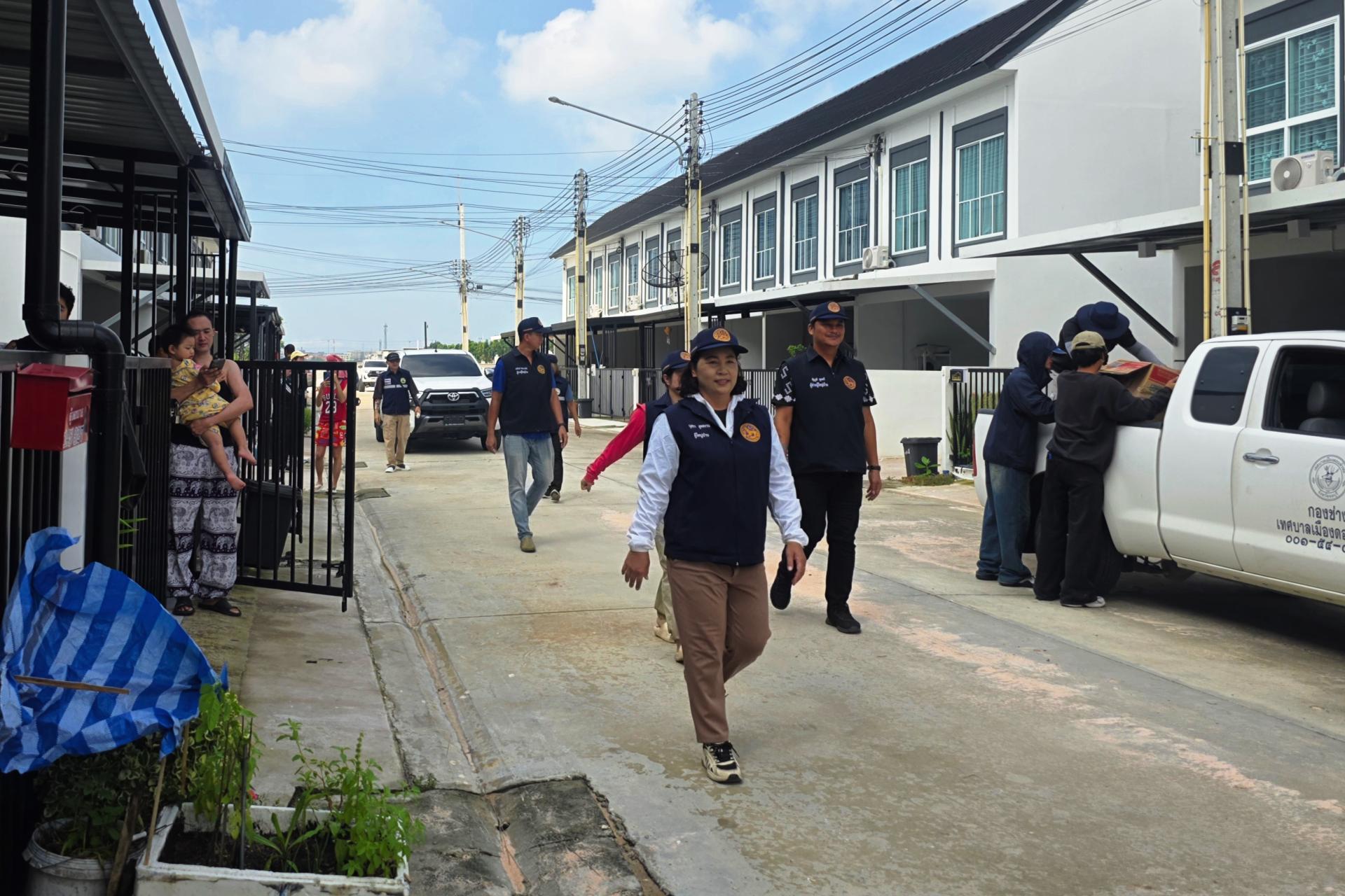 เทศบาลเมืองดอนหัวฬ่อ ลงพื้นที่มอบถุงยังชีพ พร้อมเดินหน้าศูนย์ช่วยเหลือผู้ประสบอุทกภัย