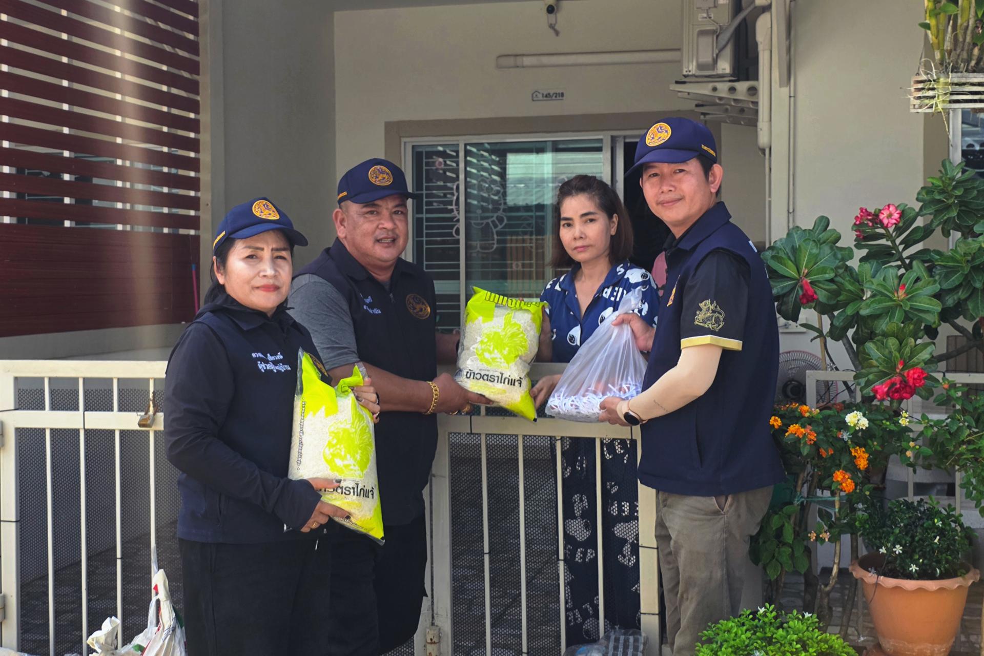 เทศบาลเมืองดอนหัวฬ่อ ลงพื้นที่มอบถุงยังชีพ พร้อมเดินหน้าศูนย์ช่วยเหลือผู้ประสบอุทกภัย