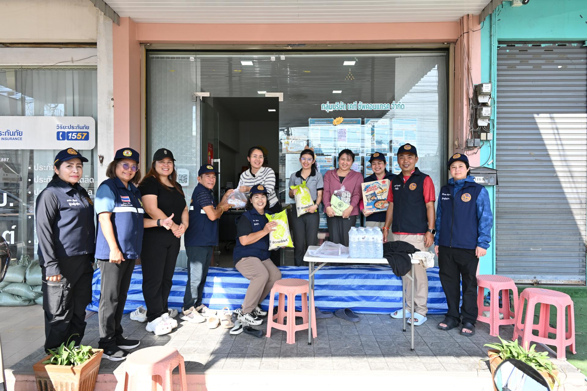 เทศบาลเมืองดอนหัวฬ่อ ลงพื้นที่มอบถุงยังชีพ พร้อมเดินหน้าศูนย์ช่วยเหลือผู้ประสบอุทกภัย
