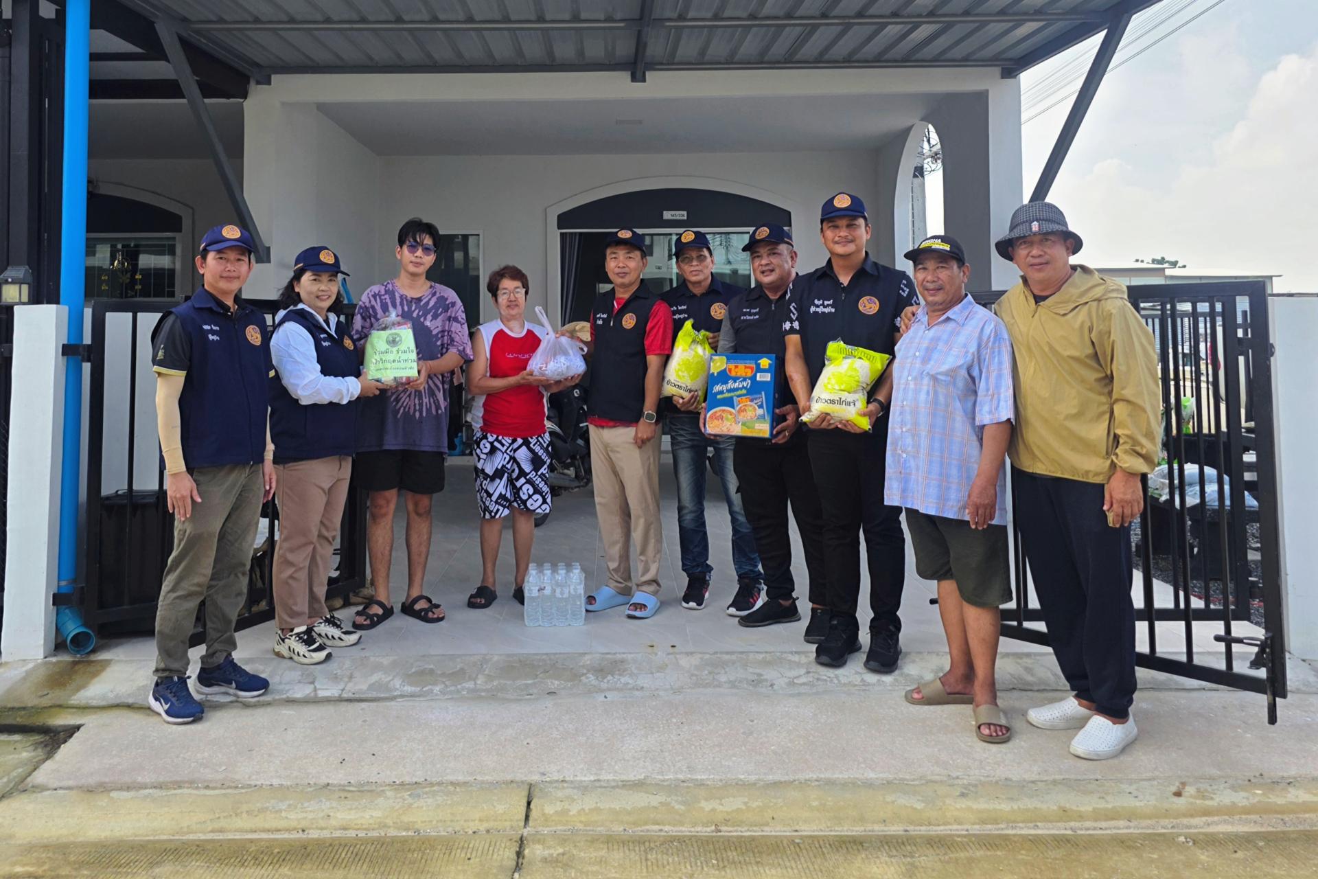 เทศบาลเมืองดอนหัวฬ่อ ลงพื้นที่มอบถุงยังชีพ พร้อมเดินหน้าศูนย์ช่วยเหลือผู้ประสบอุทกภัย