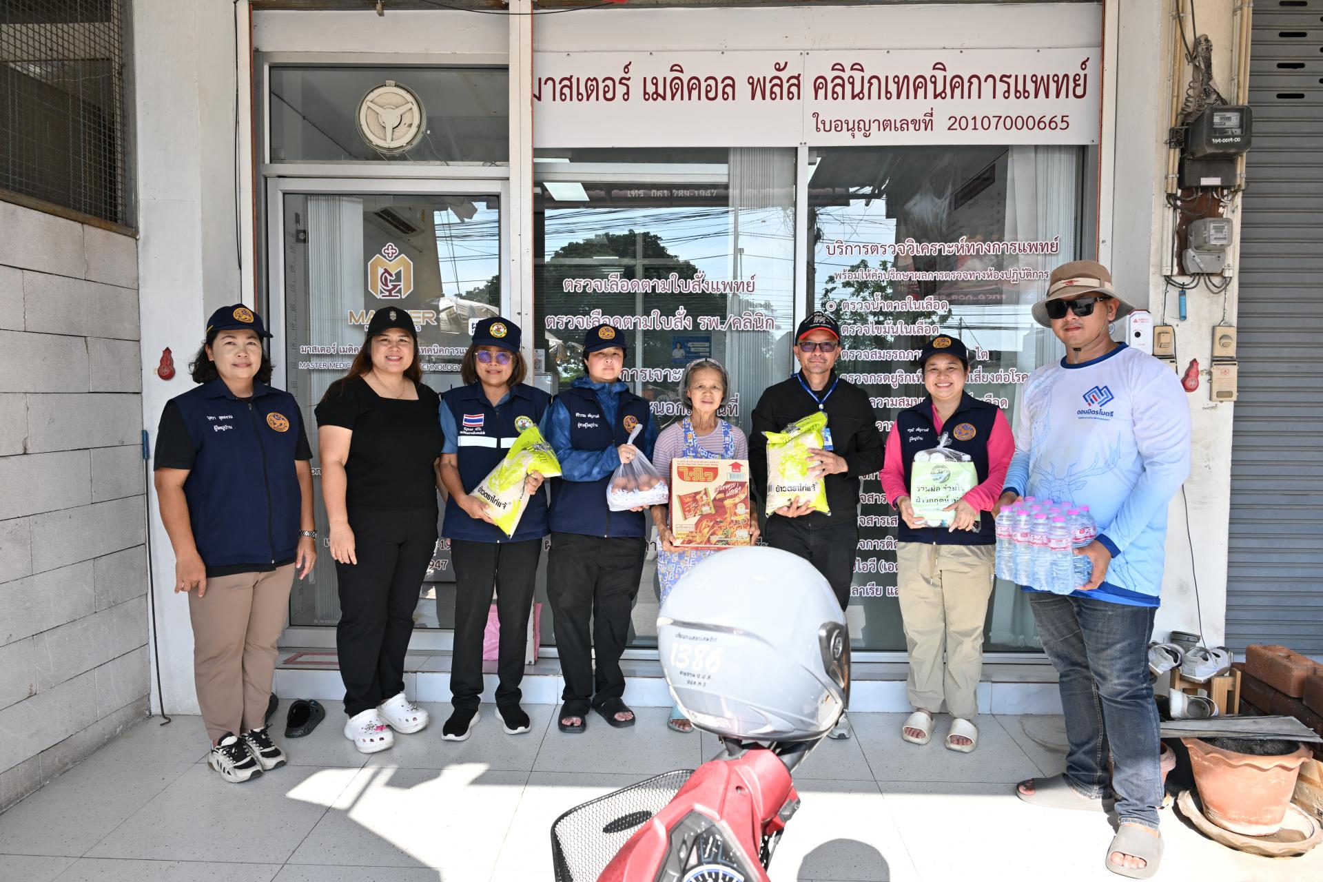 เทศบาลเมืองดอนหัวฬ่อ ลงพื้นที่มอบถุงยังชีพ พร้อมเดินหน้าศูนย์ช่วยเหลือผู้ประสบอุทกภัย