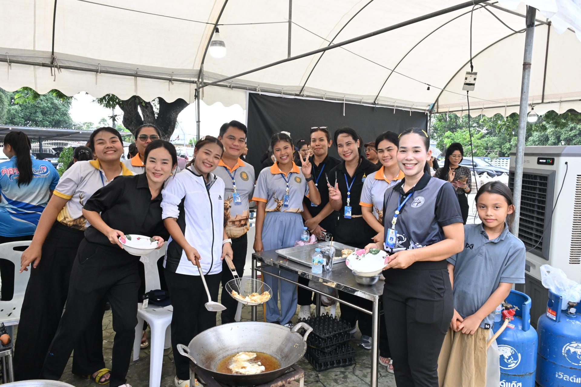 เทศบาลเมืองดอนหัวฬ่อ ลงพื้นที่มอบถุงยังชีพ พร้อมเดินหน้าศูนย์ช่วยเหลือผู้ประสบอุทกภัย