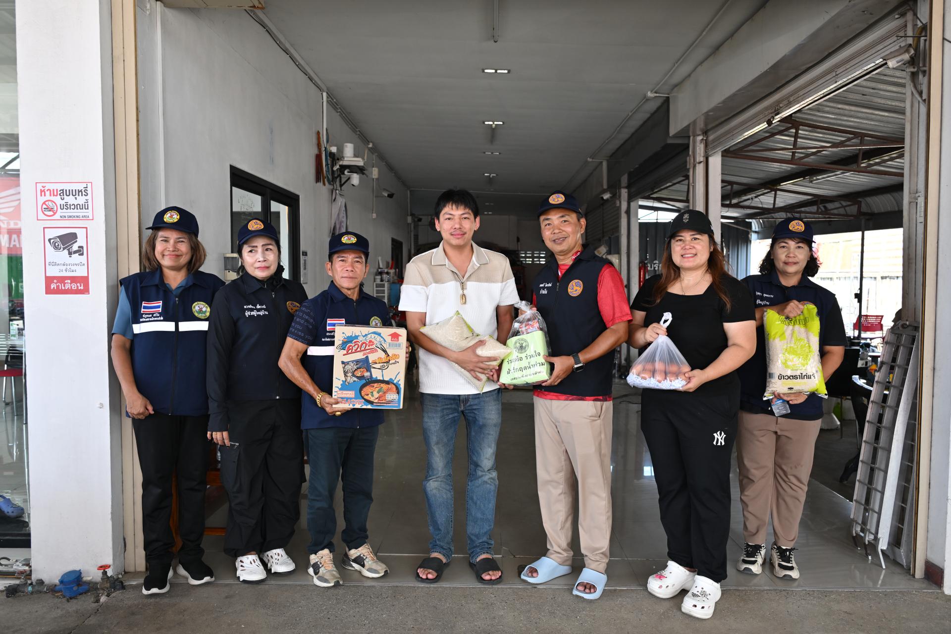 เทศบาลเมืองดอนหัวฬ่อ ลงพื้นที่มอบถุงยังชีพ พร้อมเดินหน้าศูนย์ช่วยเหลือผู้ประสบอุทกภัย