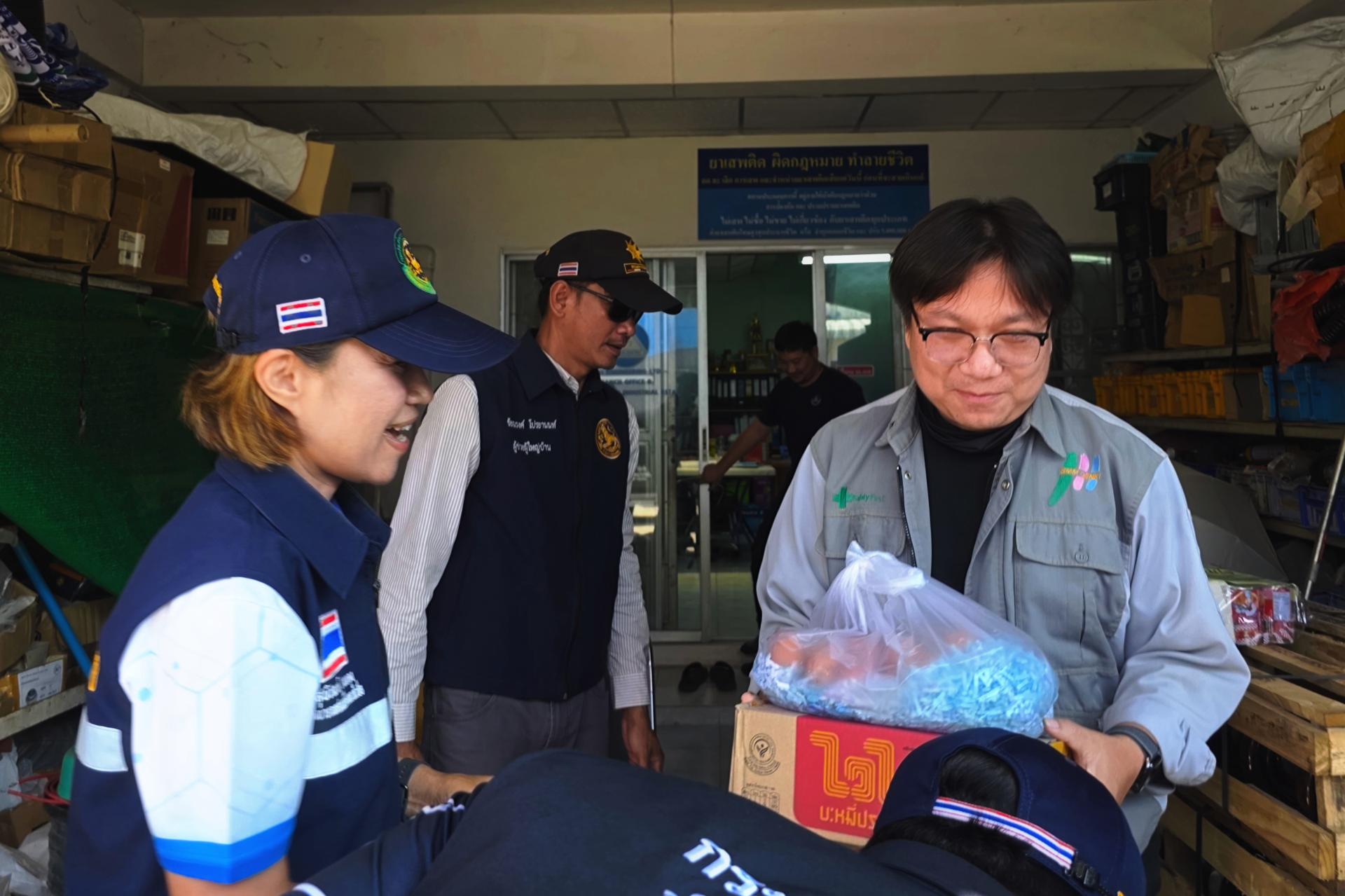 เทศบาลเมืองดอนหัวฬ่อ ลงพื้นที่มอบถุงยังชีพ พร้อมเดินหน้าศูนย์ช่วยเหลือผู้ประสบอุทกภัย