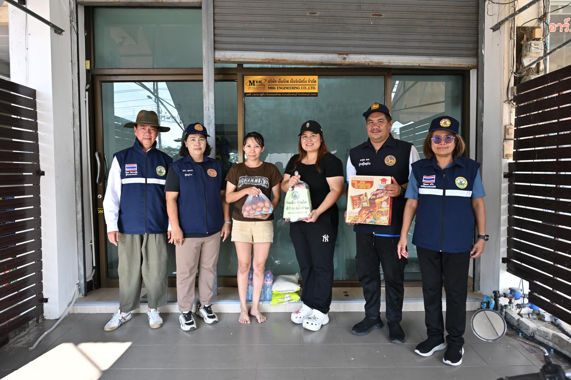 เทศบาลเมืองดอนหัวฬ่อ ลงพื้นที่มอบถุงยังชีพ พร้อมเดินหน้าศูนย์ช่วยเหลือผู้ประสบอุทกภัย