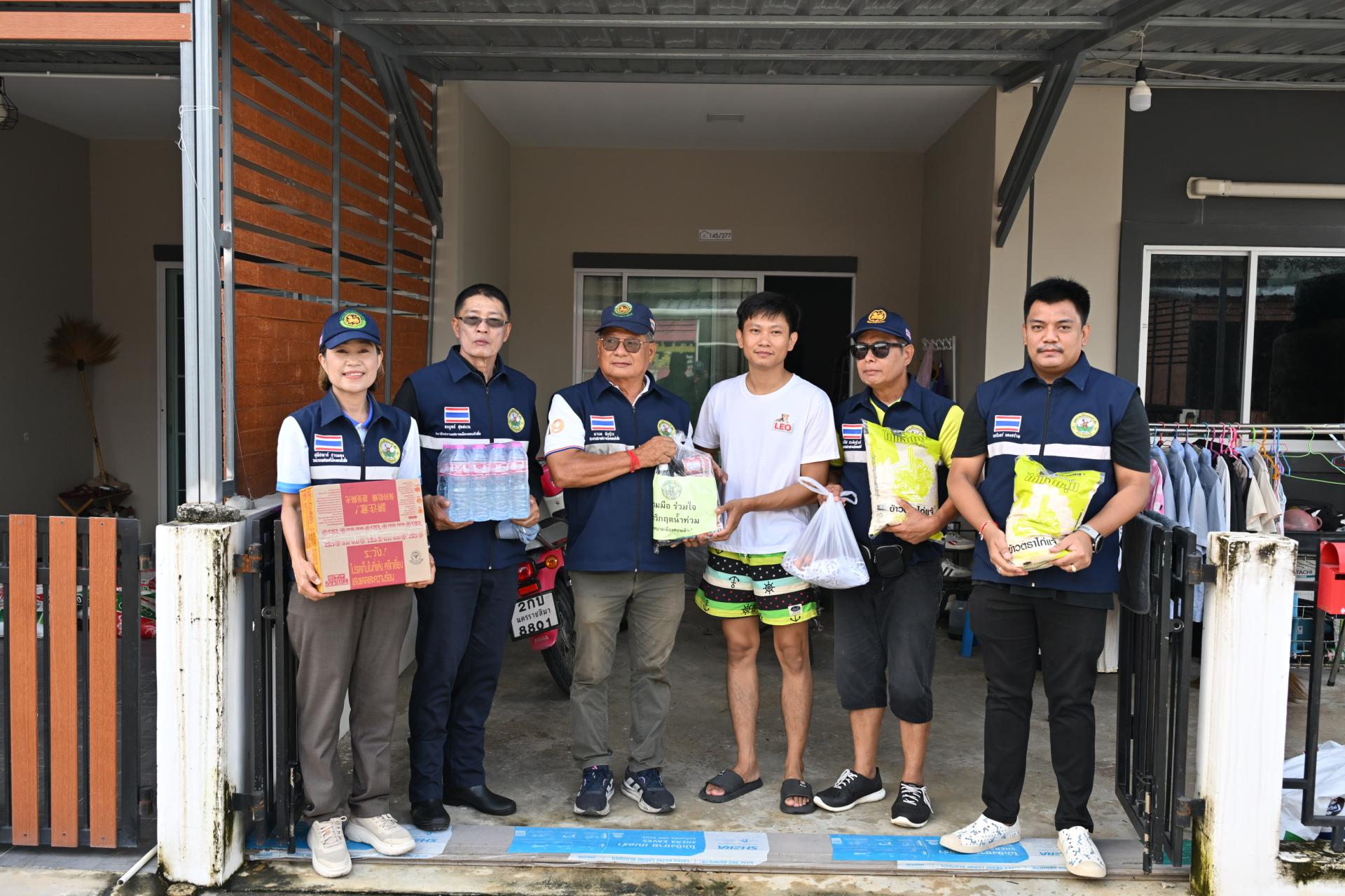 เทศบาลเมืองดอนหัวฬ่อ ลงพื้นที่มอบถุงยังชีพ พร้อมเดินหน้าศูนย์ช่วยเหลือผู้ประสบอุทกภัย