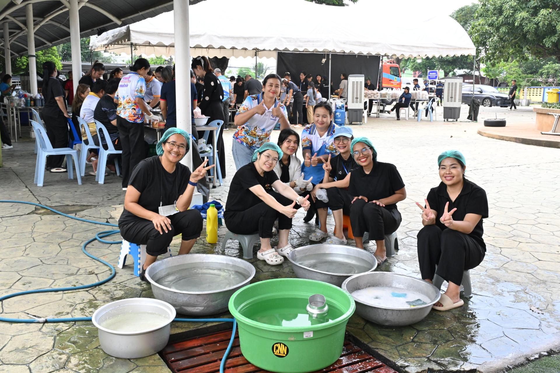 เทศบาลเมืองดอนหัวฬ่อ ลงพื้นที่มอบถุงยังชีพ พร้อมเดินหน้าศูนย์ช่วยเหลือผู้ประสบอุทกภัย