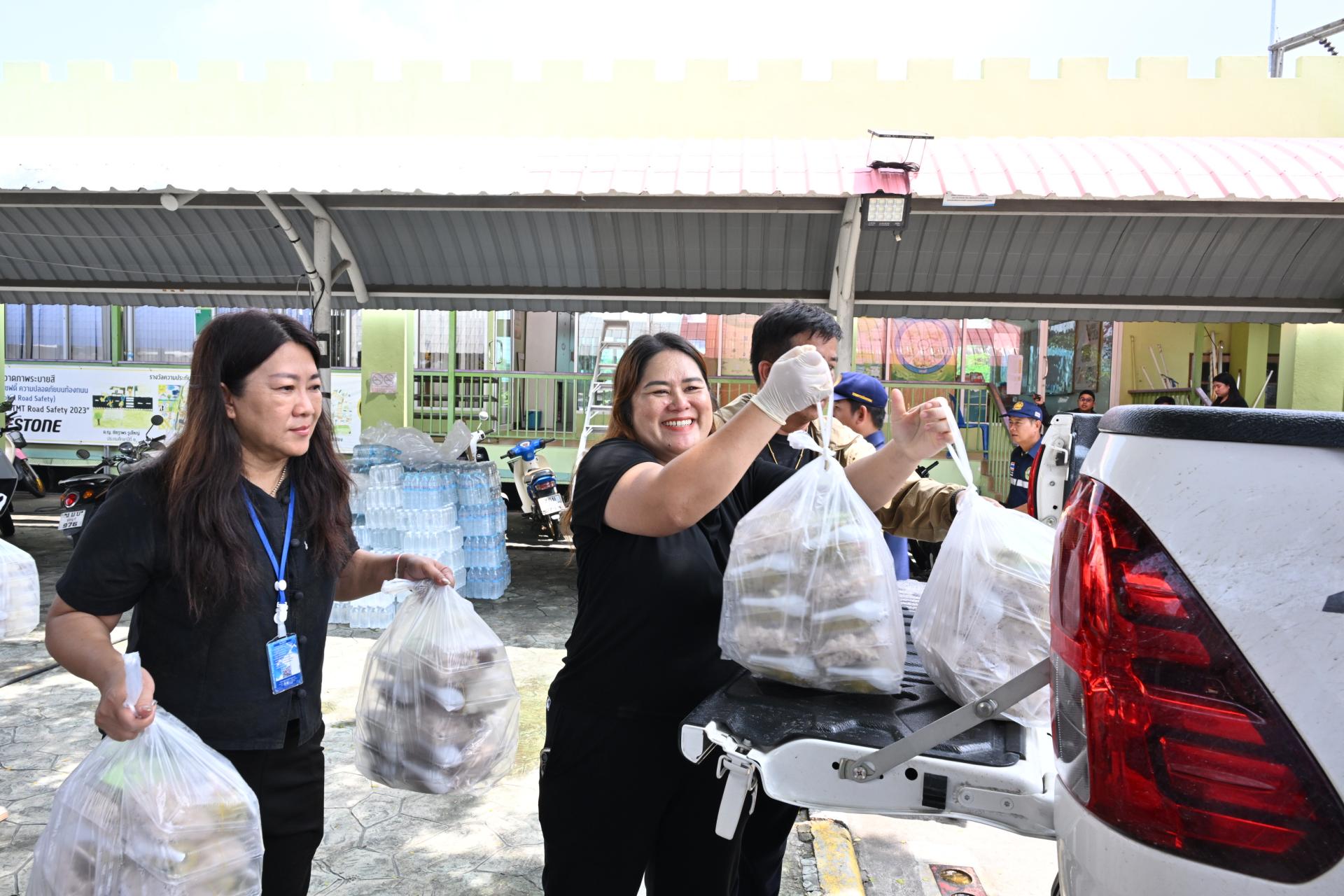 เทศบาลเมืองดอนหัวฬ่อ ลงพื้นที่มอบถุงยังชีพ พร้อมเดินหน้าศูนย์ช่วยเหลือผู้ประสบอุทกภัย