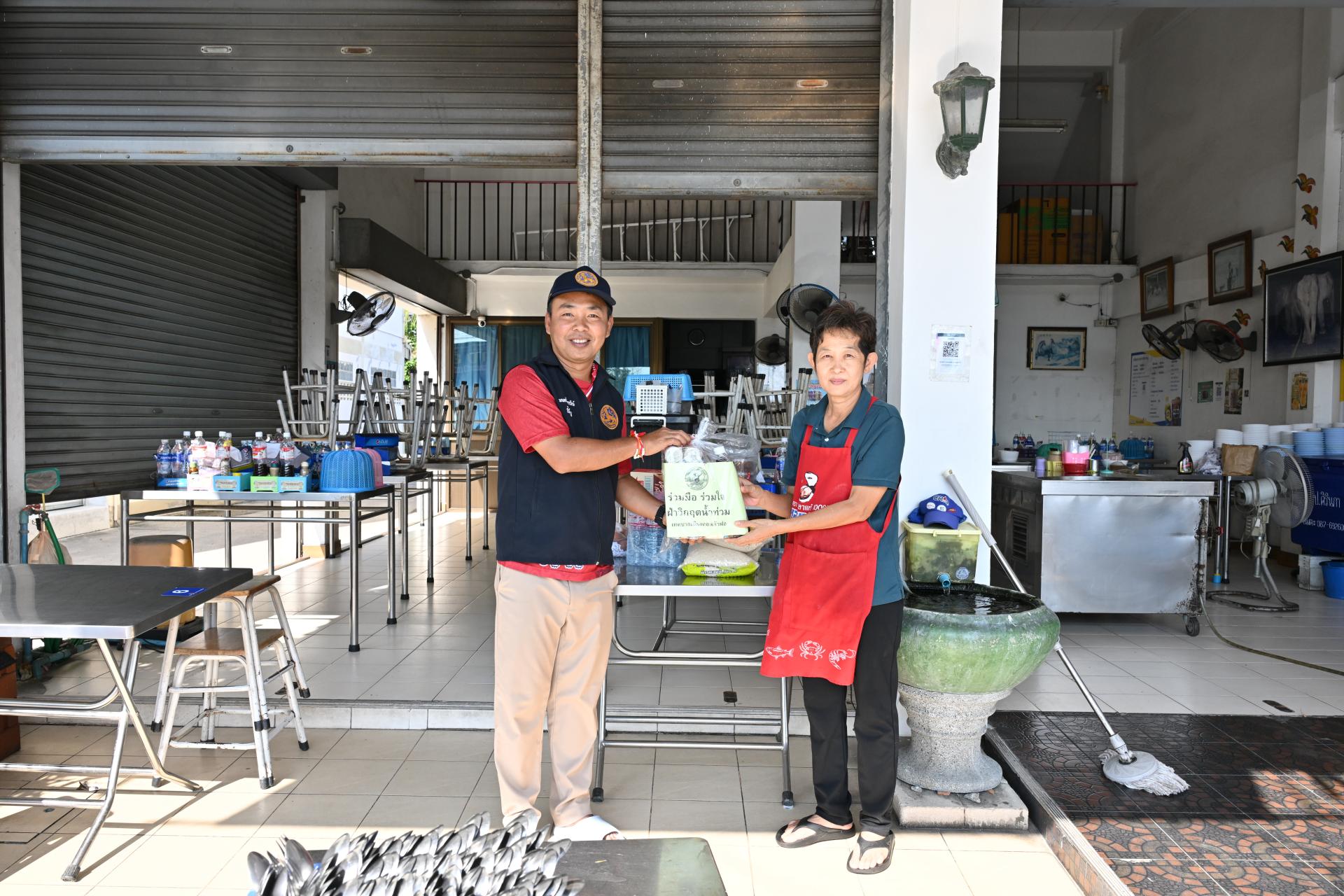 เทศบาลเมืองดอนหัวฬ่อ ลงพื้นที่มอบถุงยังชีพ พร้อมเดินหน้าศูนย์ช่วยเหลือผู้ประสบอุทกภัย