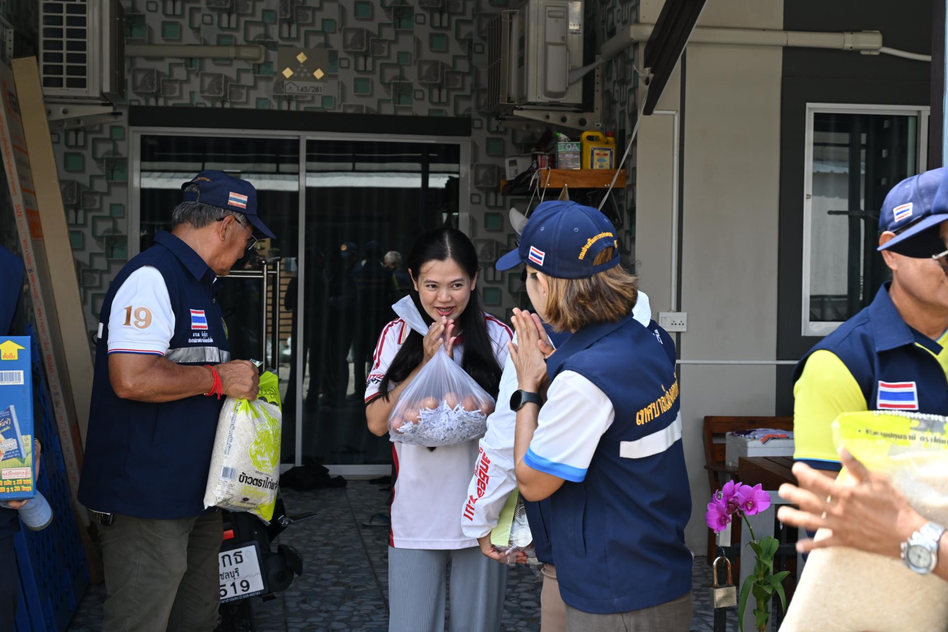เทศบาลเมืองดอนหัวฬ่อ ลงพื้นที่มอบถุงยังชีพ พร้อมเดินหน้าศูนย์ช่วยเหลือผู้ประสบอุทกภัย