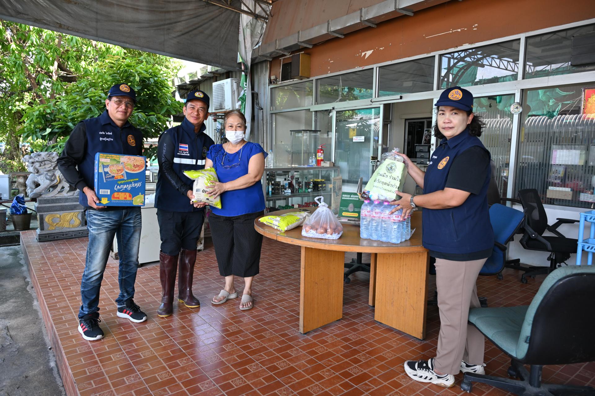เทศบาลเมืองดอนหัวฬ่อ ลงพื้นที่มอบถุงยังชีพ พร้อมเดินหน้าศูนย์ช่วยเหลือผู้ประสบอุทกภัย