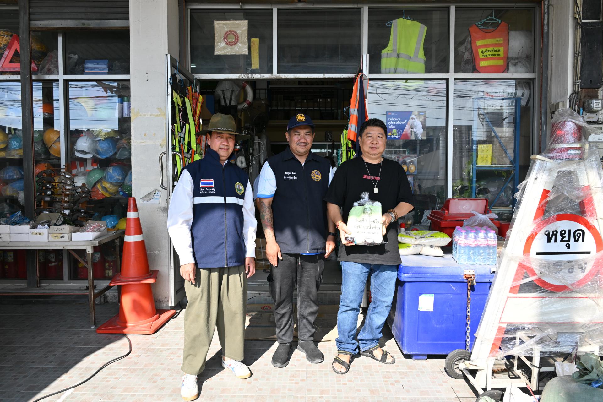 เทศบาลเมืองดอนหัวฬ่อ ลงพื้นที่มอบถุงยังชีพ พร้อมเดินหน้าศูนย์ช่วยเหลือผู้ประสบอุทกภัย