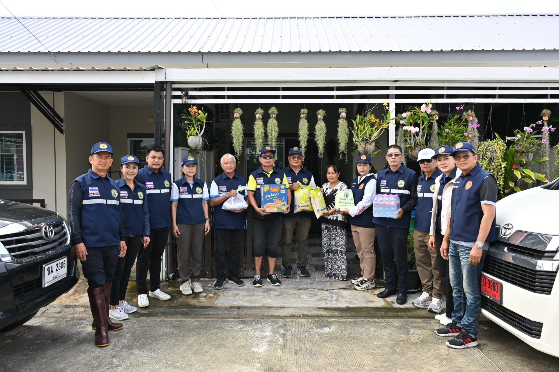 เทศบาลเมืองดอนหัวฬ่อ ลงพื้นที่มอบถุงยังชีพ พร้อมเดินหน้าศูนย์ช่วยเหลือผู้ประสบอุทกภัย
