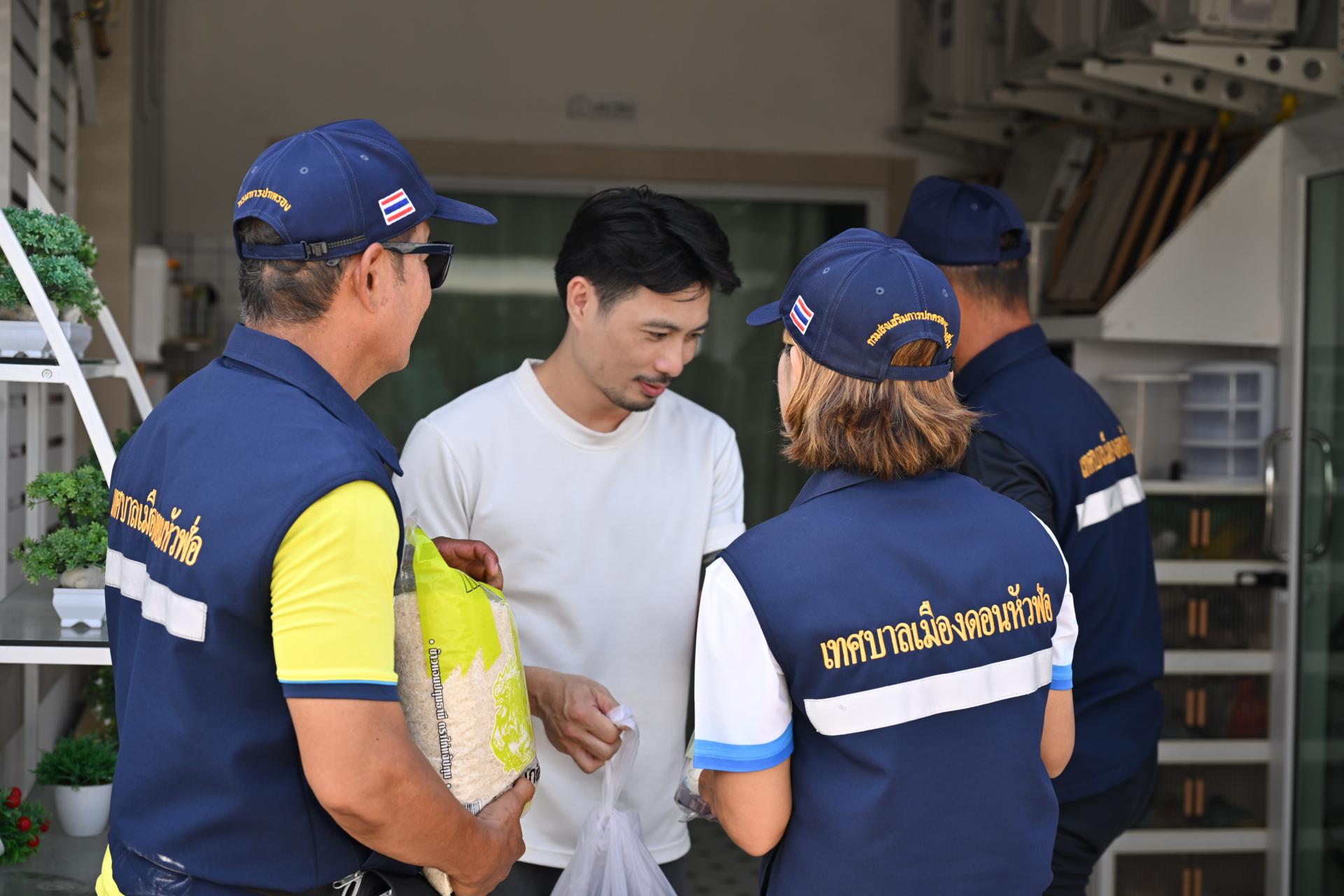 เทศบาลเมืองดอนหัวฬ่อ ลงพื้นที่มอบถุงยังชีพ พร้อมเดินหน้าศูนย์ช่วยเหลือผู้ประสบอุทกภัย