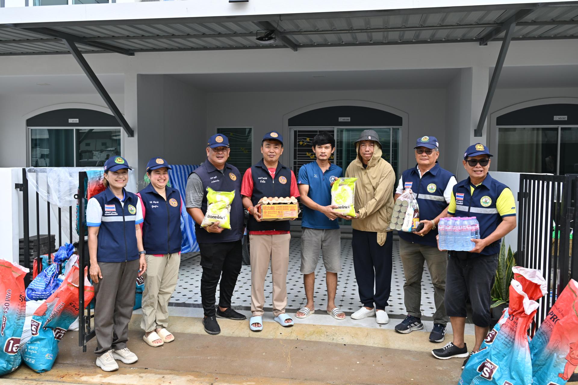 เทศบาลเมืองดอนหัวฬ่อ ลงพื้นที่มอบถุงยังชีพ พร้อมเดินหน้าศูนย์ช่วยเหลือผู้ประสบอุทกภัย