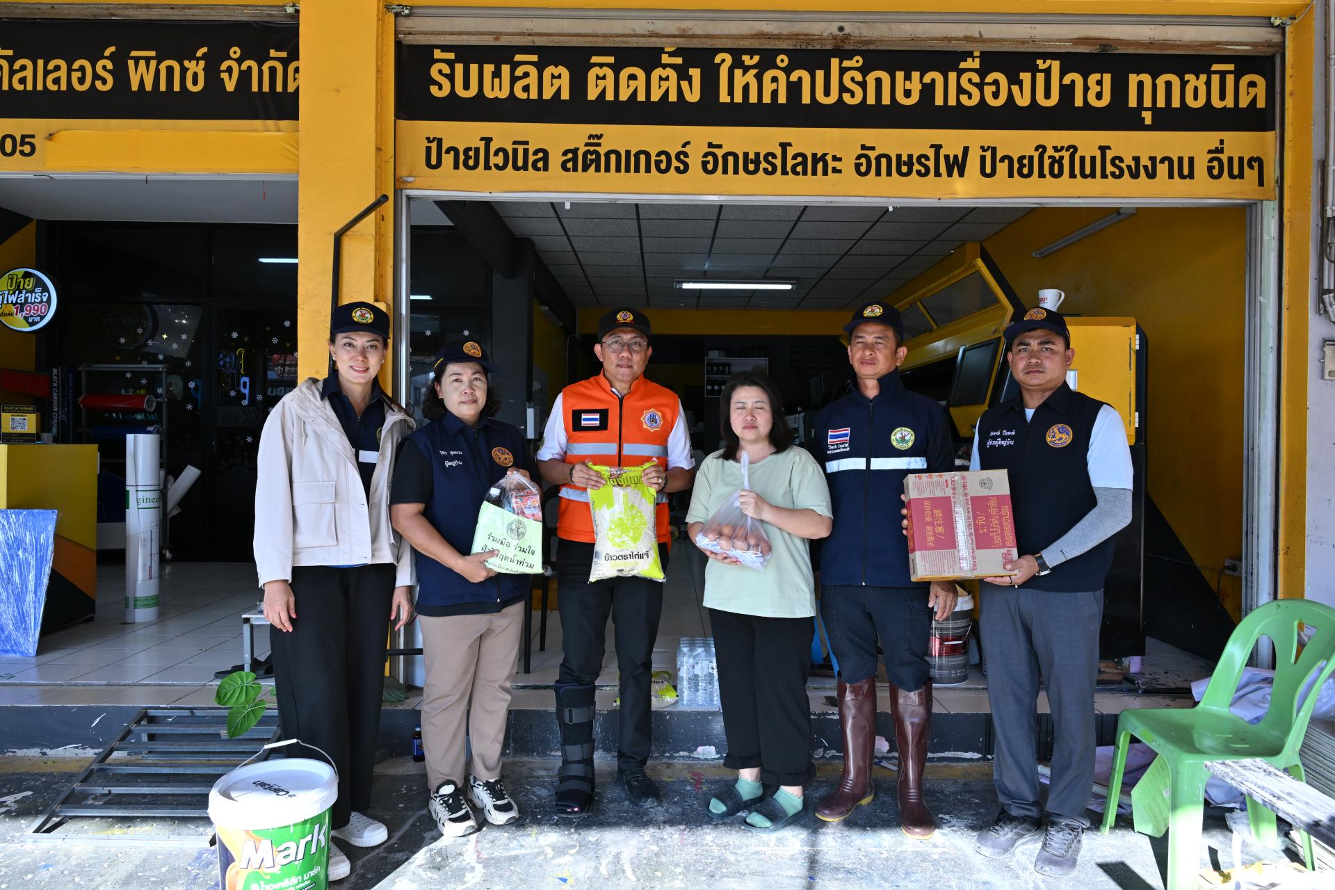 เทศบาลเมืองดอนหัวฬ่อ ลงพื้นที่มอบถุงยังชีพ พร้อมเดินหน้าศูนย์ช่วยเหลือผู้ประสบอุทกภัย