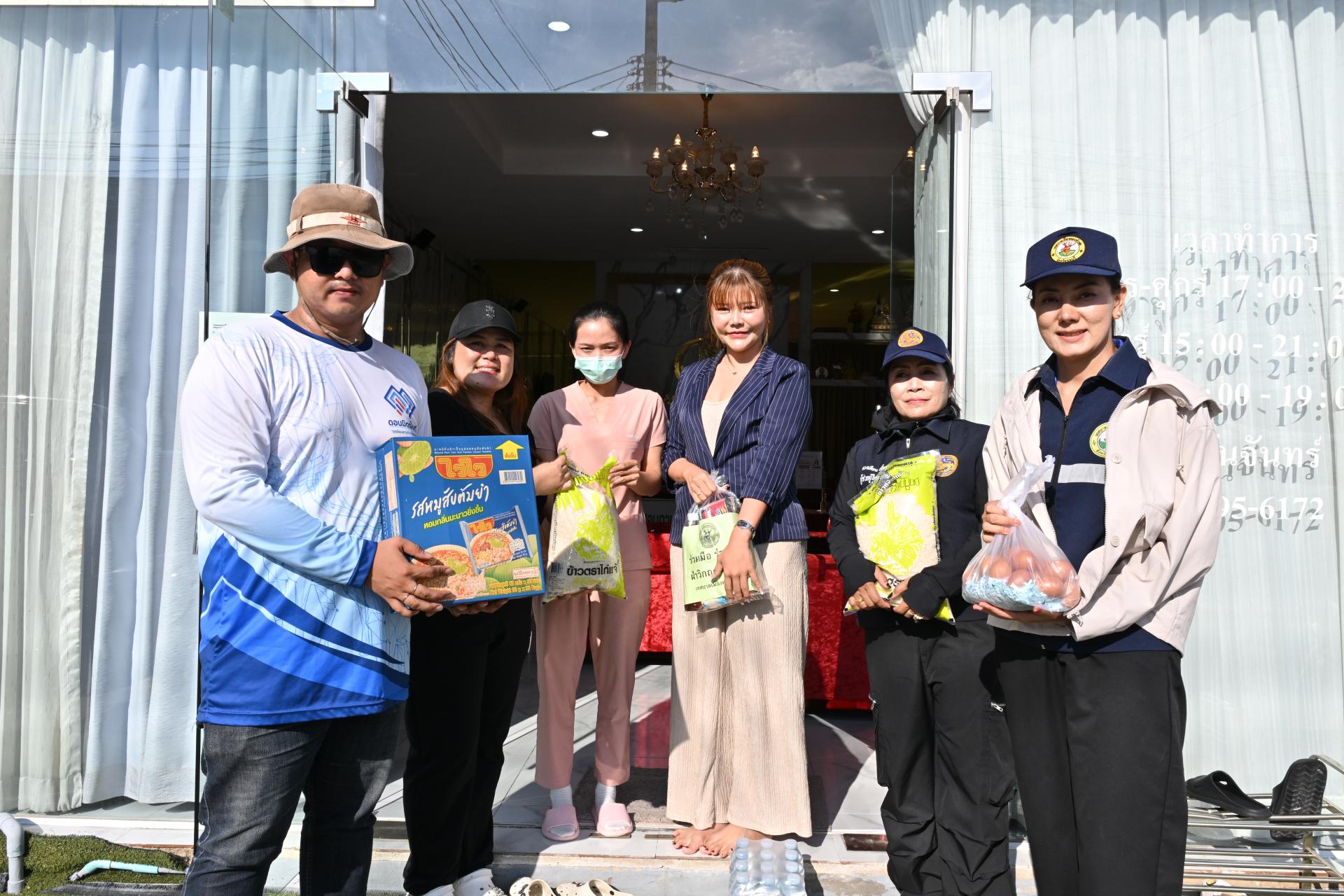 เทศบาลเมืองดอนหัวฬ่อ ลงพื้นที่มอบถุงยังชีพ พร้อมเดินหน้าศูนย์ช่วยเหลือผู้ประสบอุทกภัย