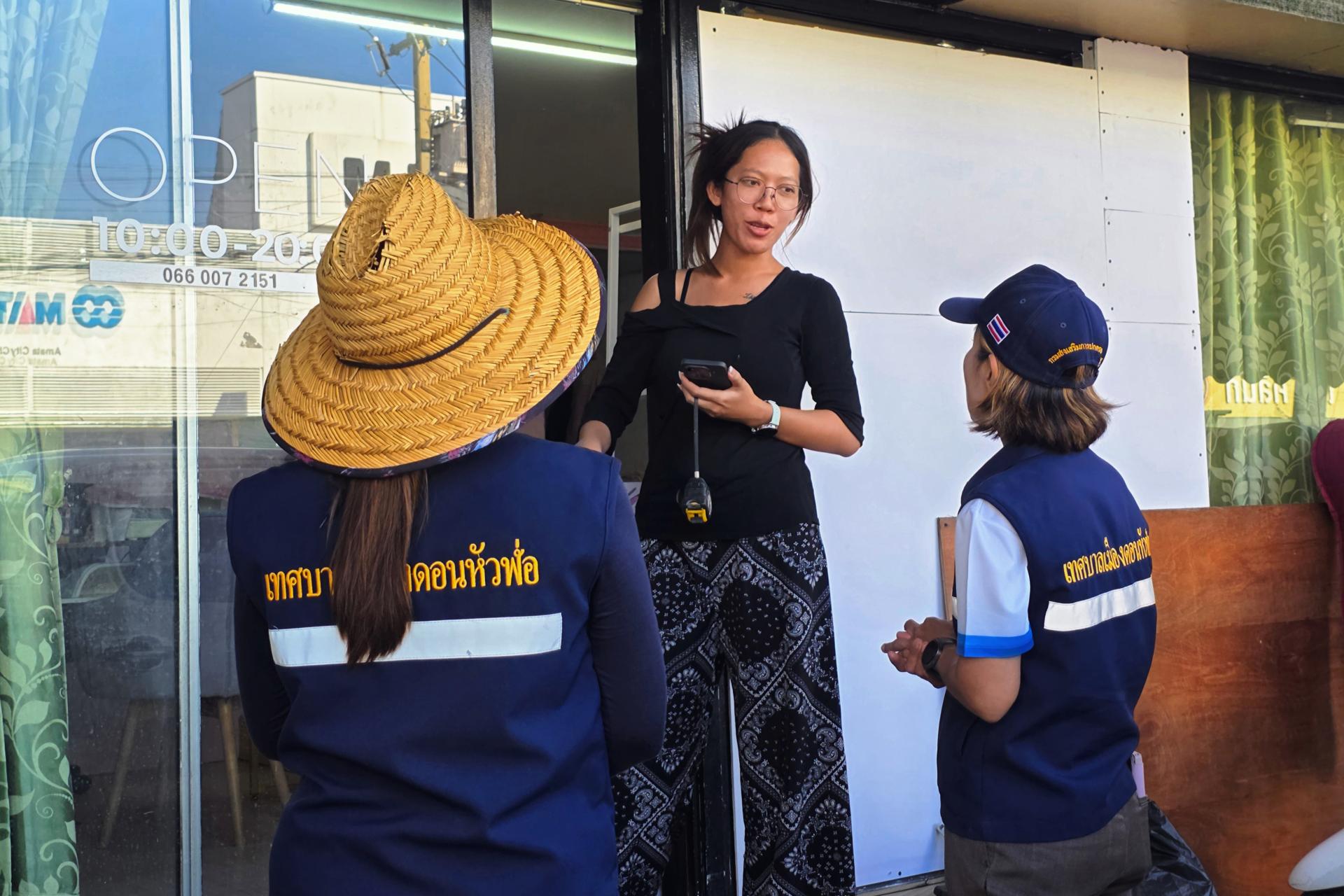 เทศบาลเมืองดอนหัวฬ่อ ลงพื้นที่มอบถุงยังชีพ พร้อมเดินหน้าศูนย์ช่วยเหลือผู้ประสบอุทกภัย