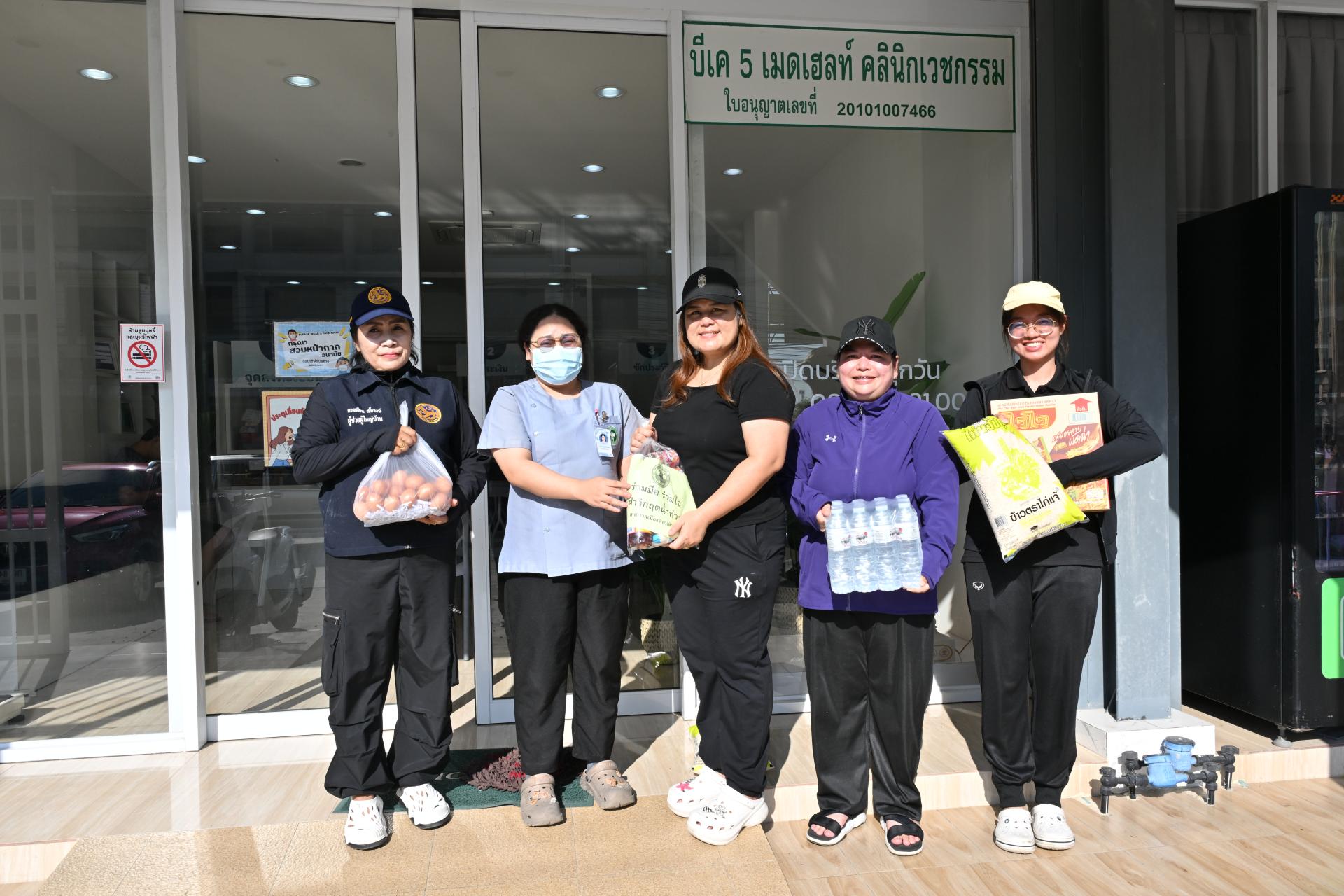 เทศบาลเมืองดอนหัวฬ่อ ลงพื้นที่มอบถุงยังชีพ พร้อมเดินหน้าศูนย์ช่วยเหลือผู้ประสบอุทกภัย
