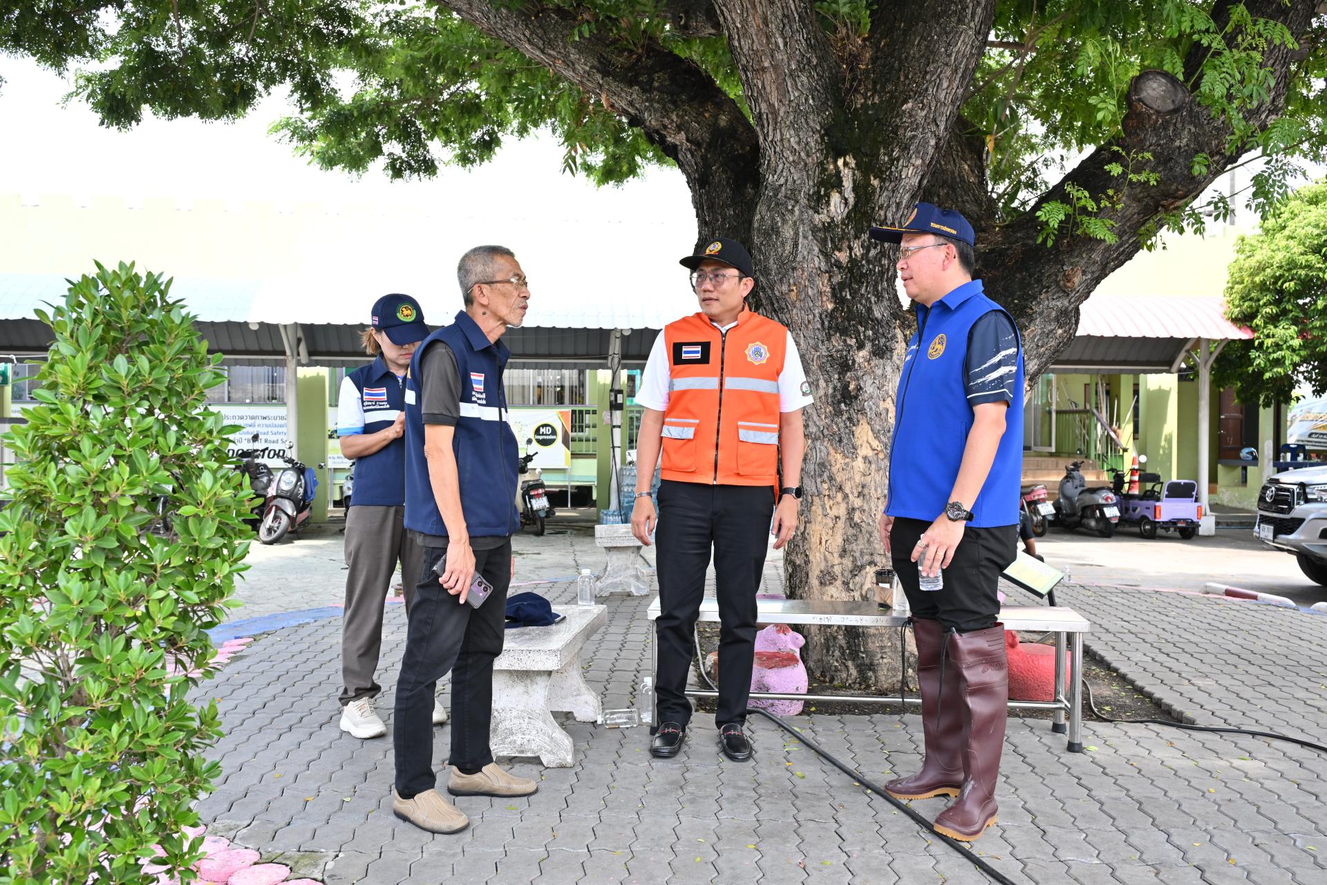 เทศบาลเมืองดอนหัวฬ่อ ลงพื้นที่มอบถุงยังชีพ พร้อมเดินหน้าศูนย์ช่วยเหลือผู้ประสบอุทกภัย
